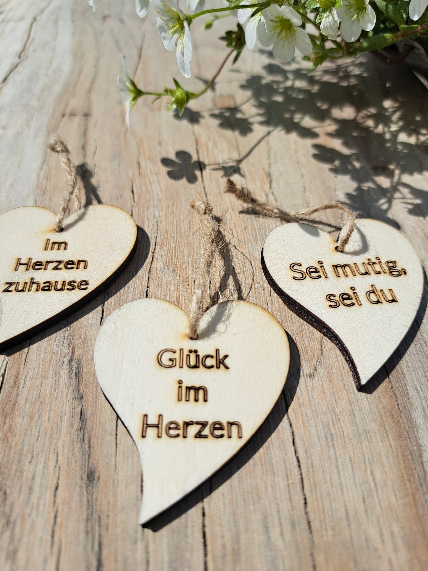 Holzherzen mit Botschaften – Dekorative Anhänger für Zuhause