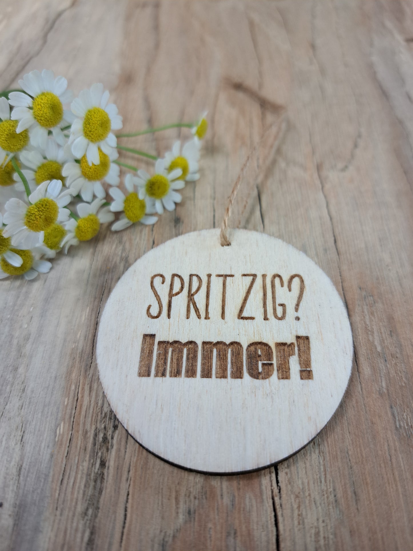 dekorativem Etikett auf Baumscheibe/Holzscheibe – "Bin auf Spritz Tour"