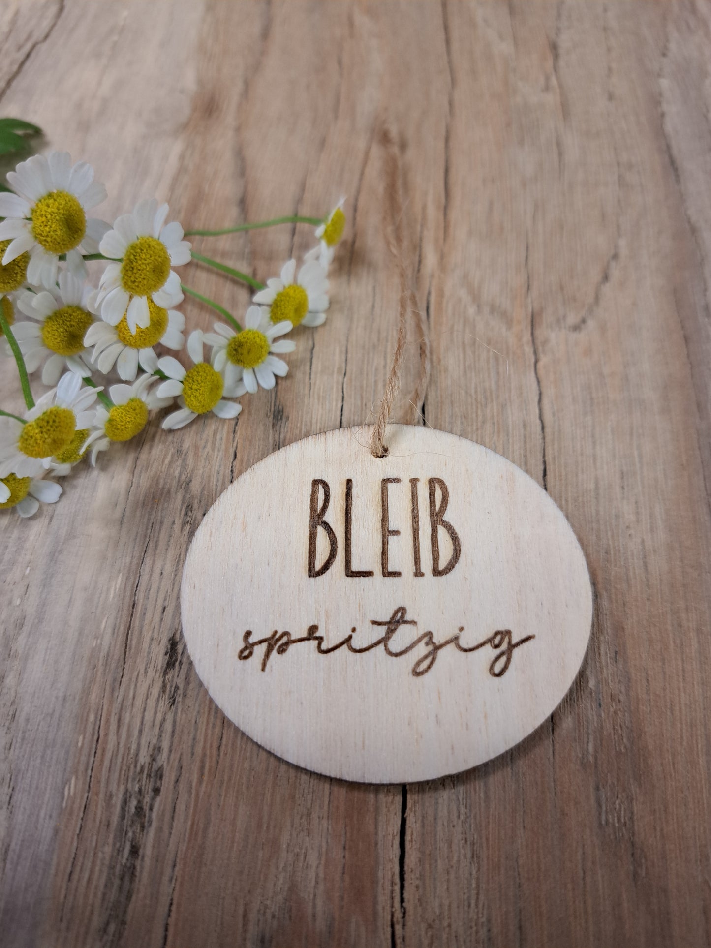 dekorativem Etikett auf Baumscheibe/Holzscheibe – "Bin auf Spritz Tour"