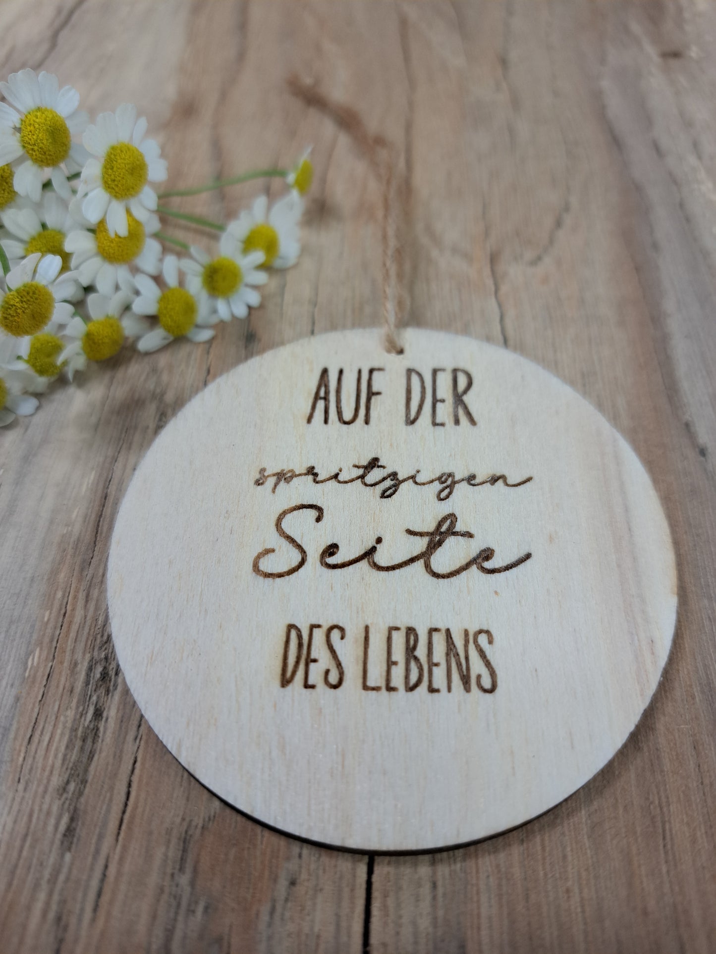 dekorativem Etikett auf Baumscheibe/Holzscheibe – "Bin auf Spritz Tour"