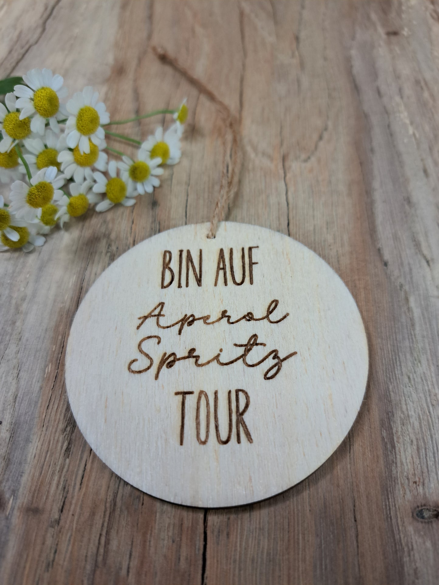 dekorativem Etikett auf Baumscheibe/Holzscheibe – "Bin auf Spritz Tour"