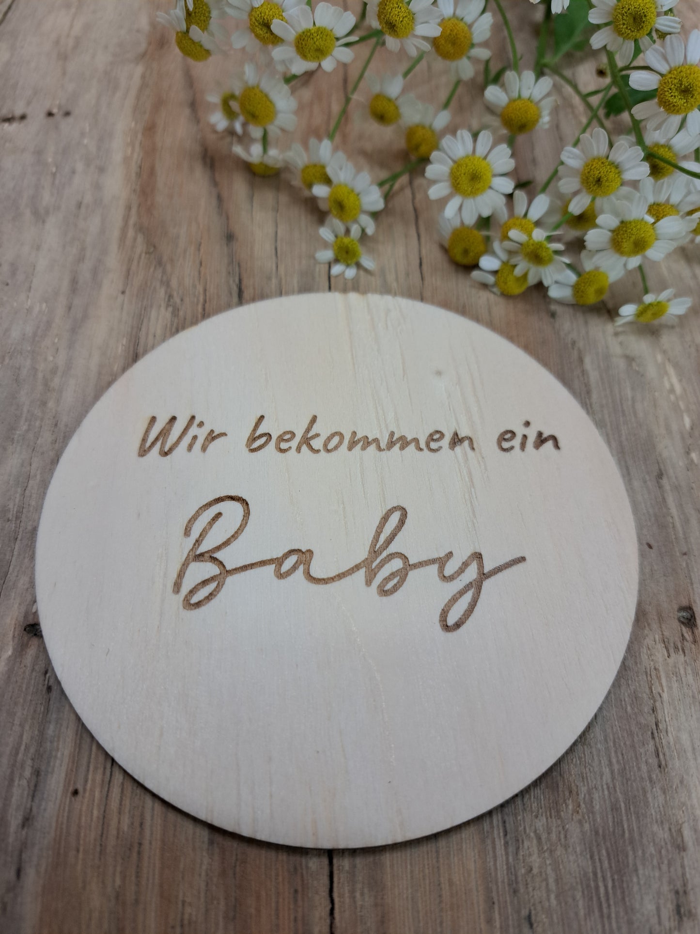Holzschild „Wir bekommen ein Baby“