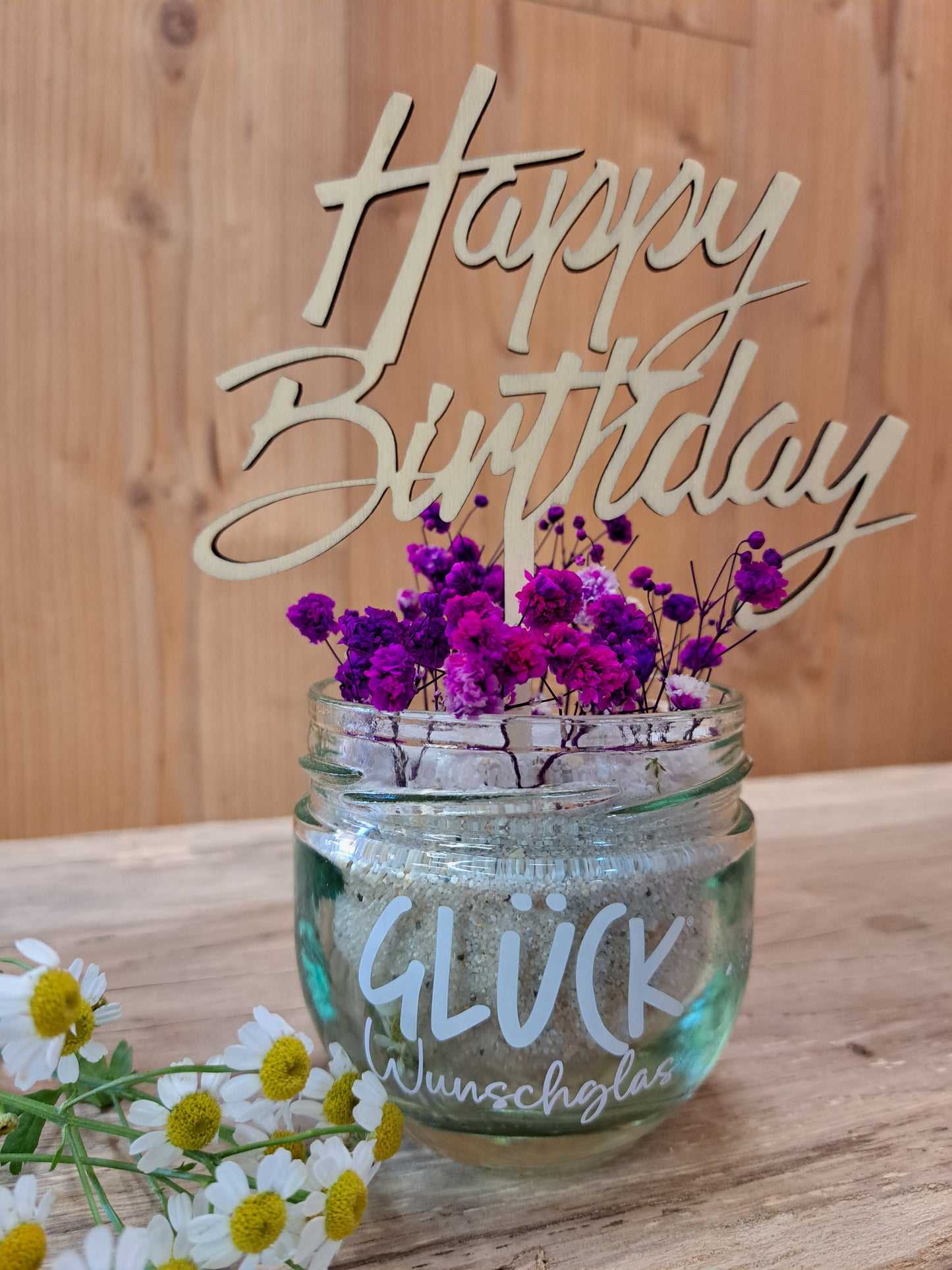 "Happy Birthday" Blumendekoration im Glas mit persönlicher Note