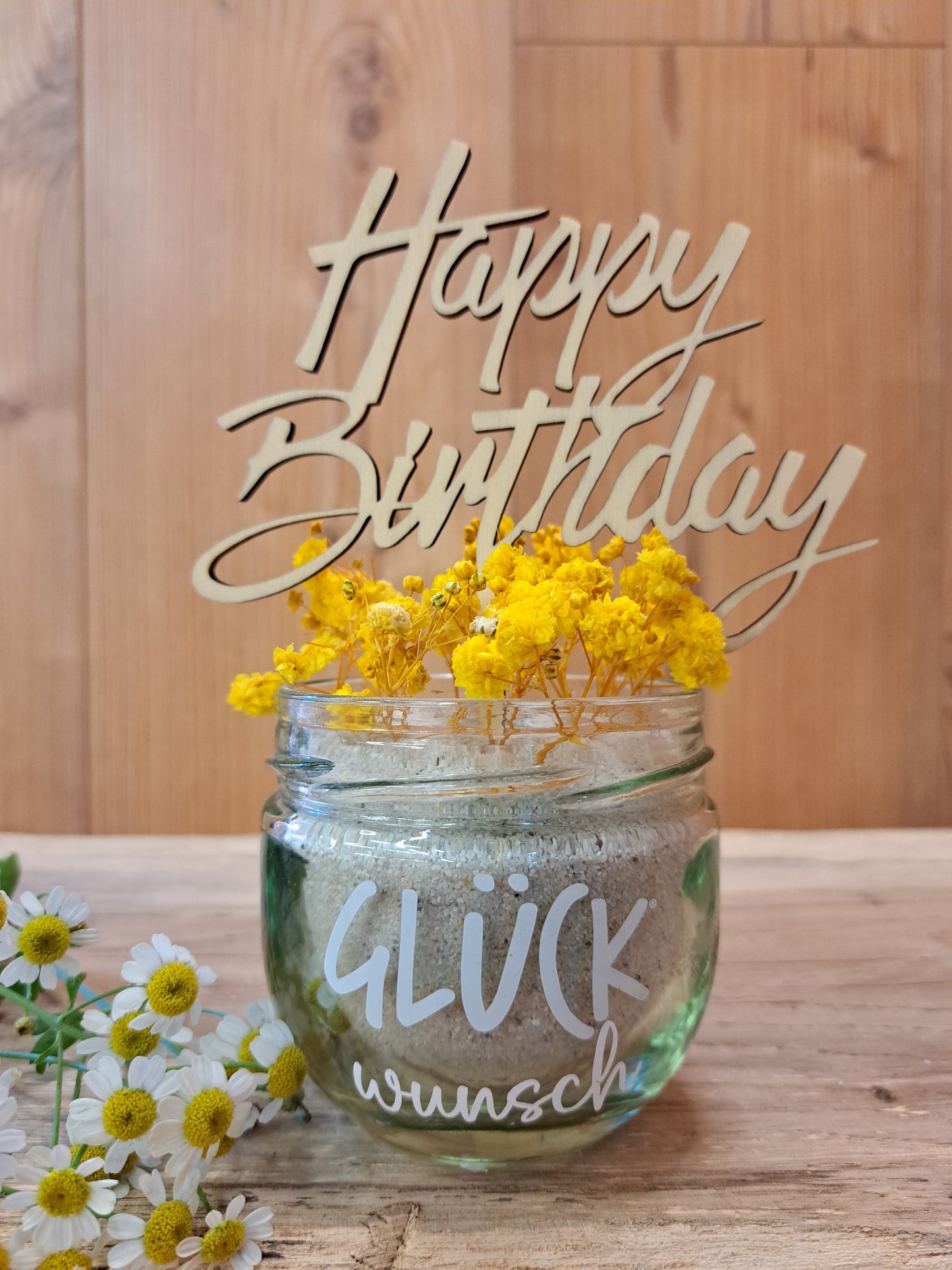 "Happy Birthday" Blumendekoration im Glas mit persönlicher Note