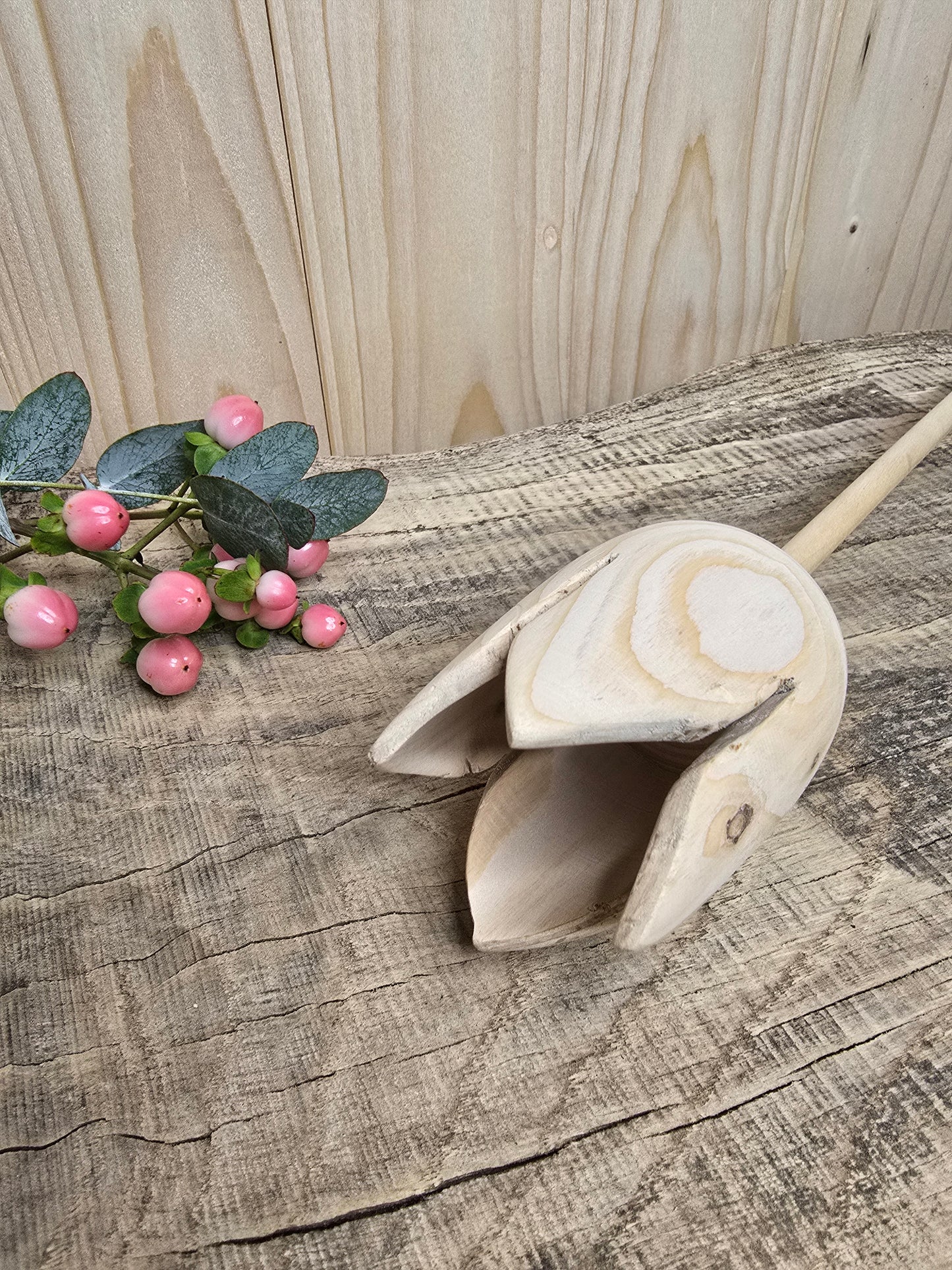 "Blütenzauber aus Holz – Handgedrechselte Tulpenstecker"