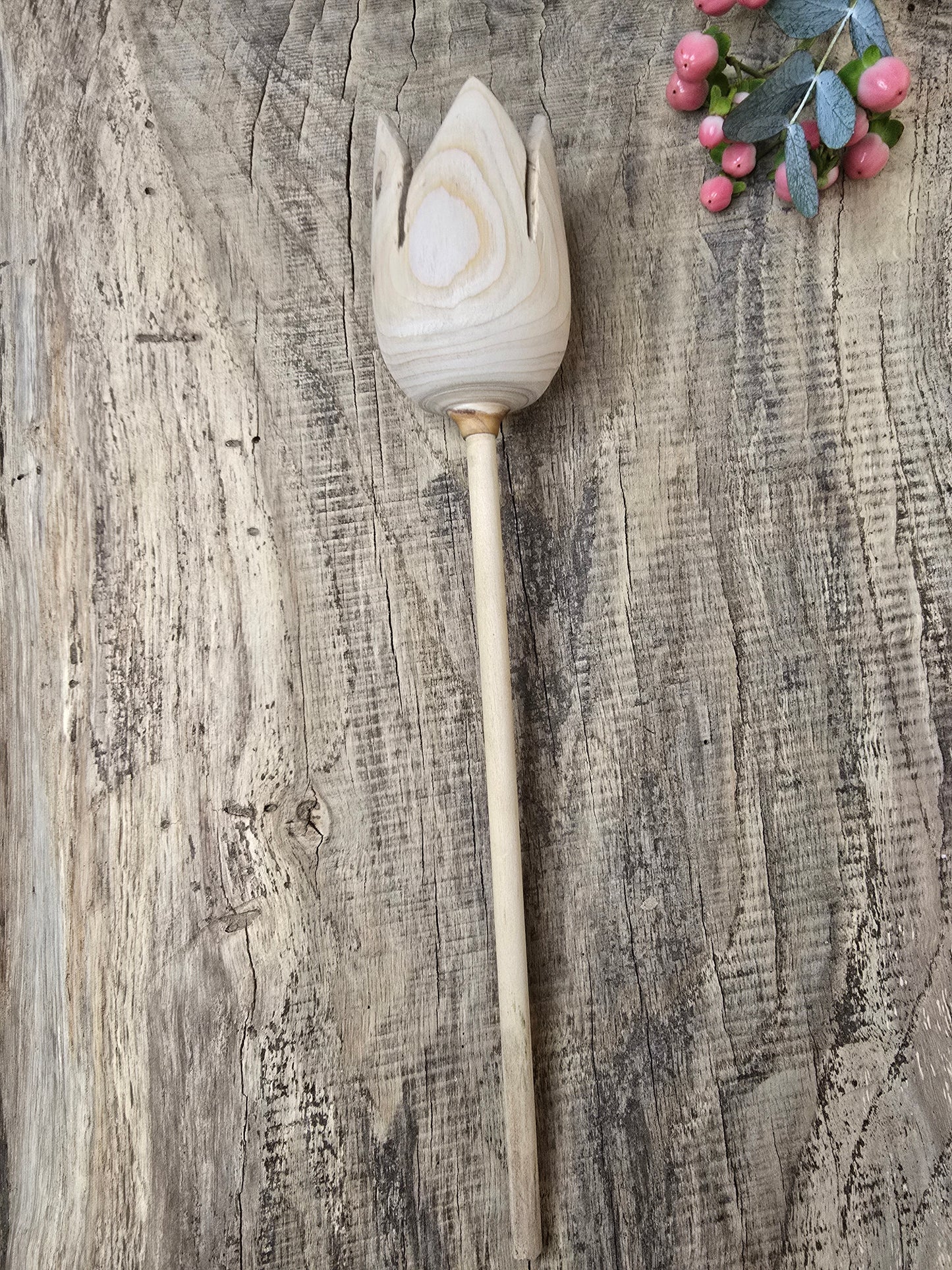 "Blütenzauber aus Holz – Handgedrechselte Tulpenstecker"