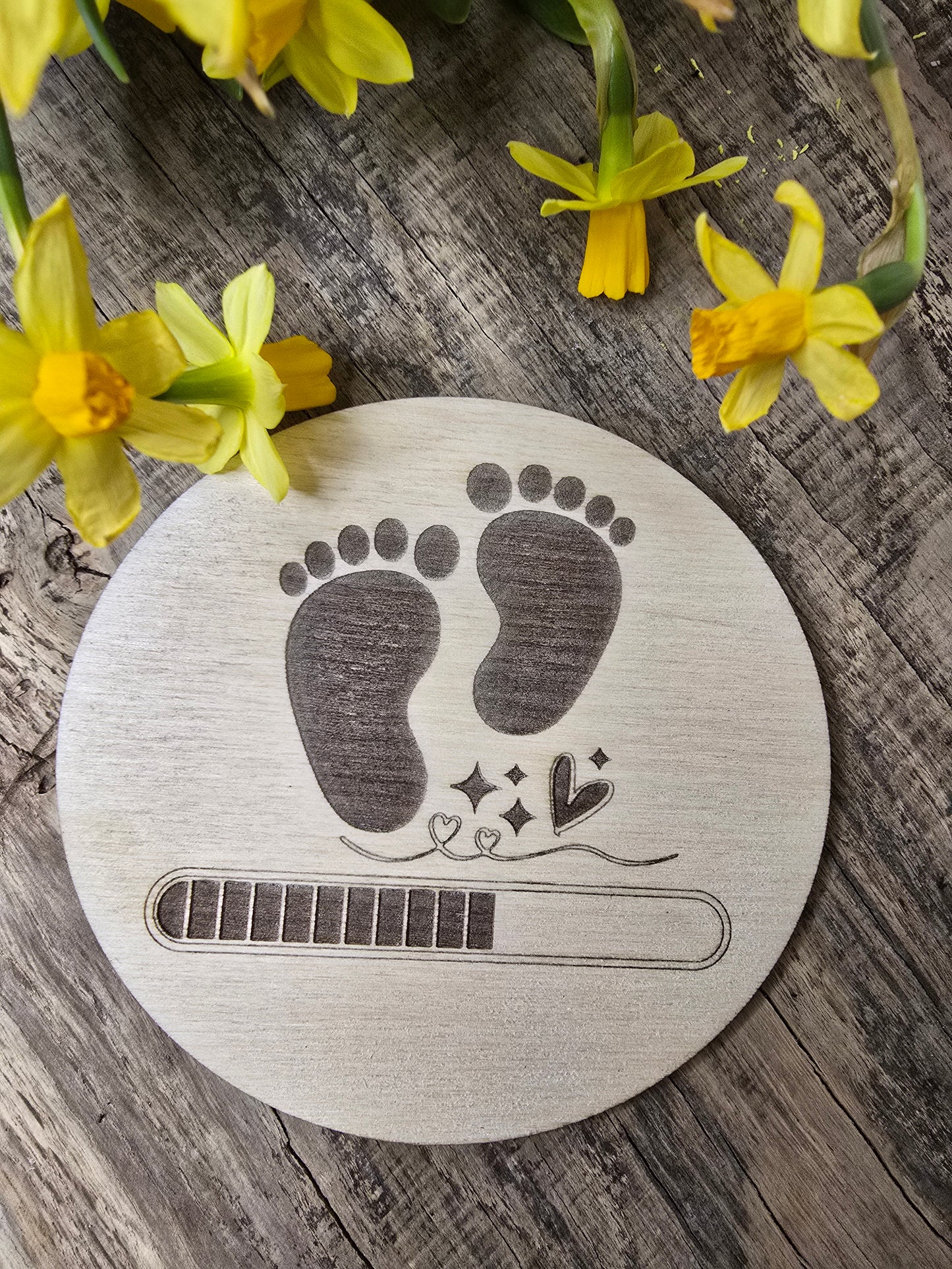 Holzschild „Baby Uploading“ – Einzigartige Ankündigung für das Wunder des Lebens