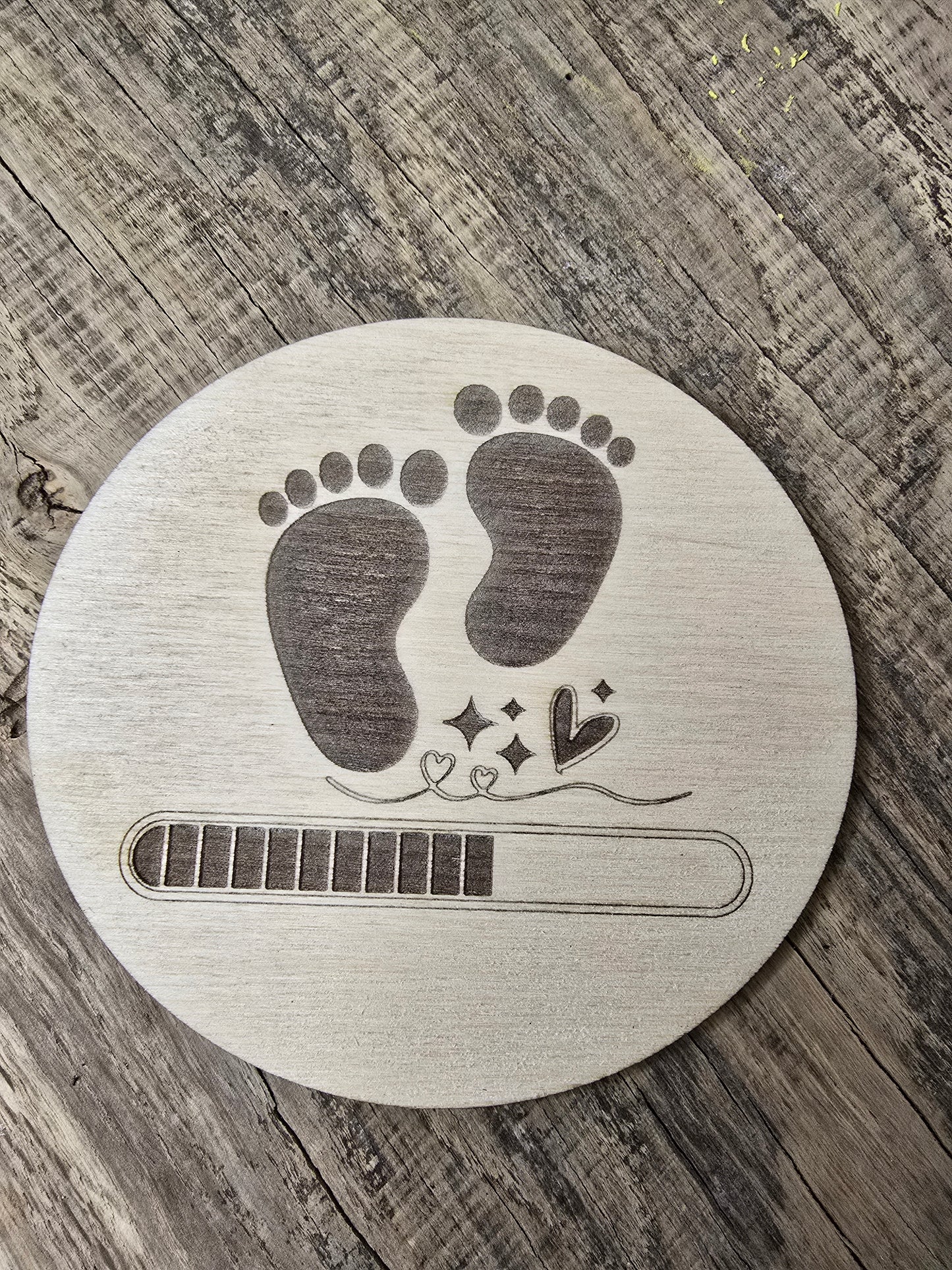 Holzschild „Baby Uploading“ – Einzigartige Ankündigung für das Wunder des Lebens