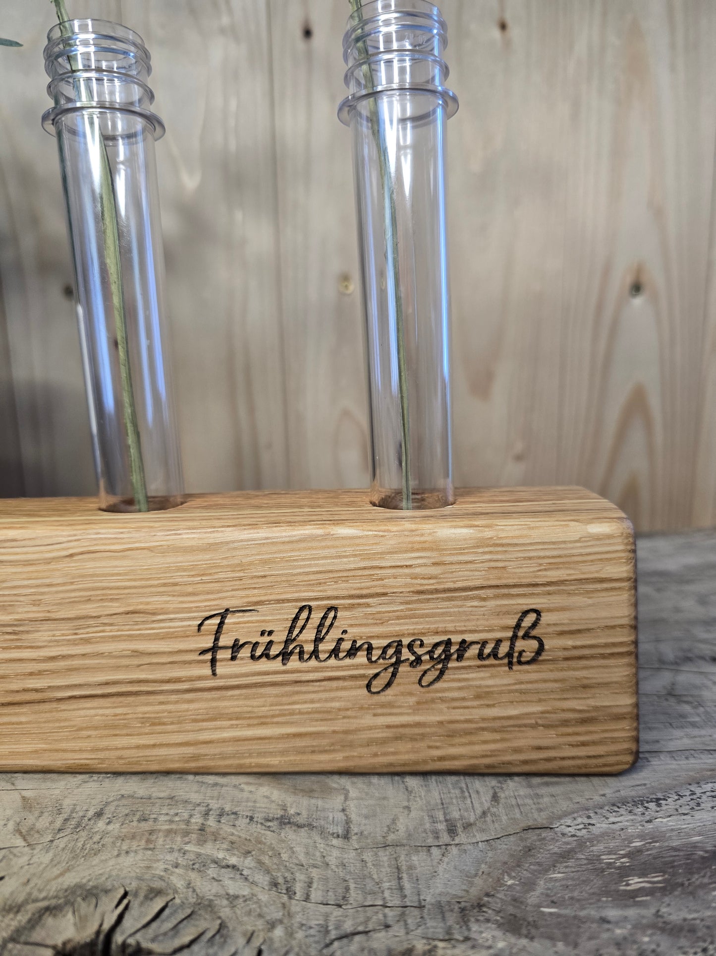 Holzvase „Frühlingsgruß“ mit Reagenzgläsern – handgemachte Deko aus Holz