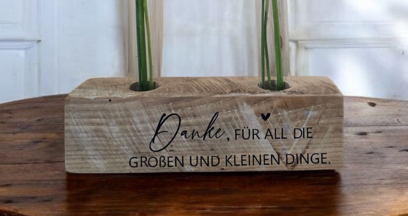 Blumenständer „Dankeschön, für all die großen und kleinen Dinge“ – Holzblock mit Reagenzgläsern