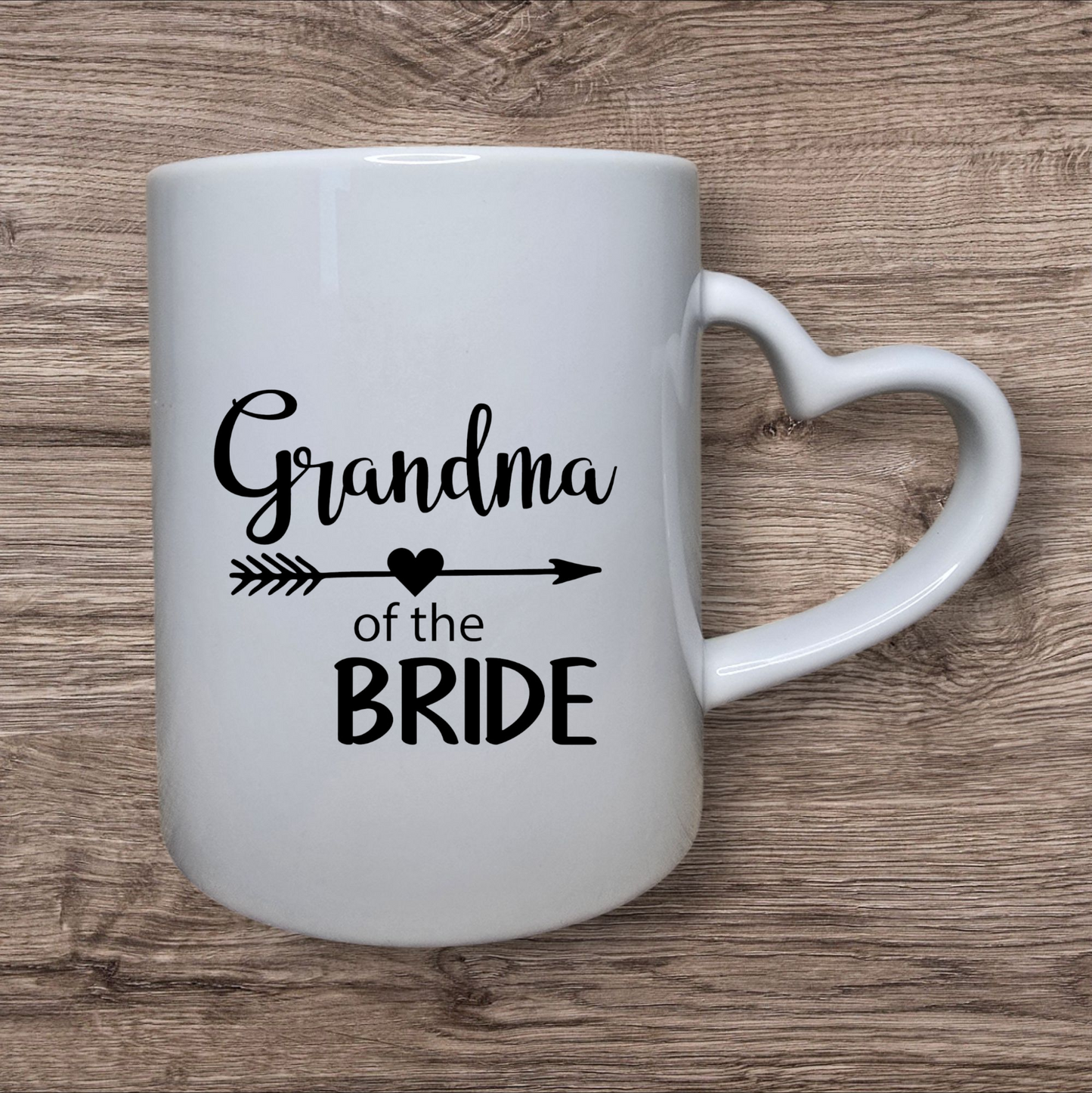 Tasse „Grandma of the Bride“ mit Herzgriff – Ein liebevolles Geschenk zur Hochzeit
