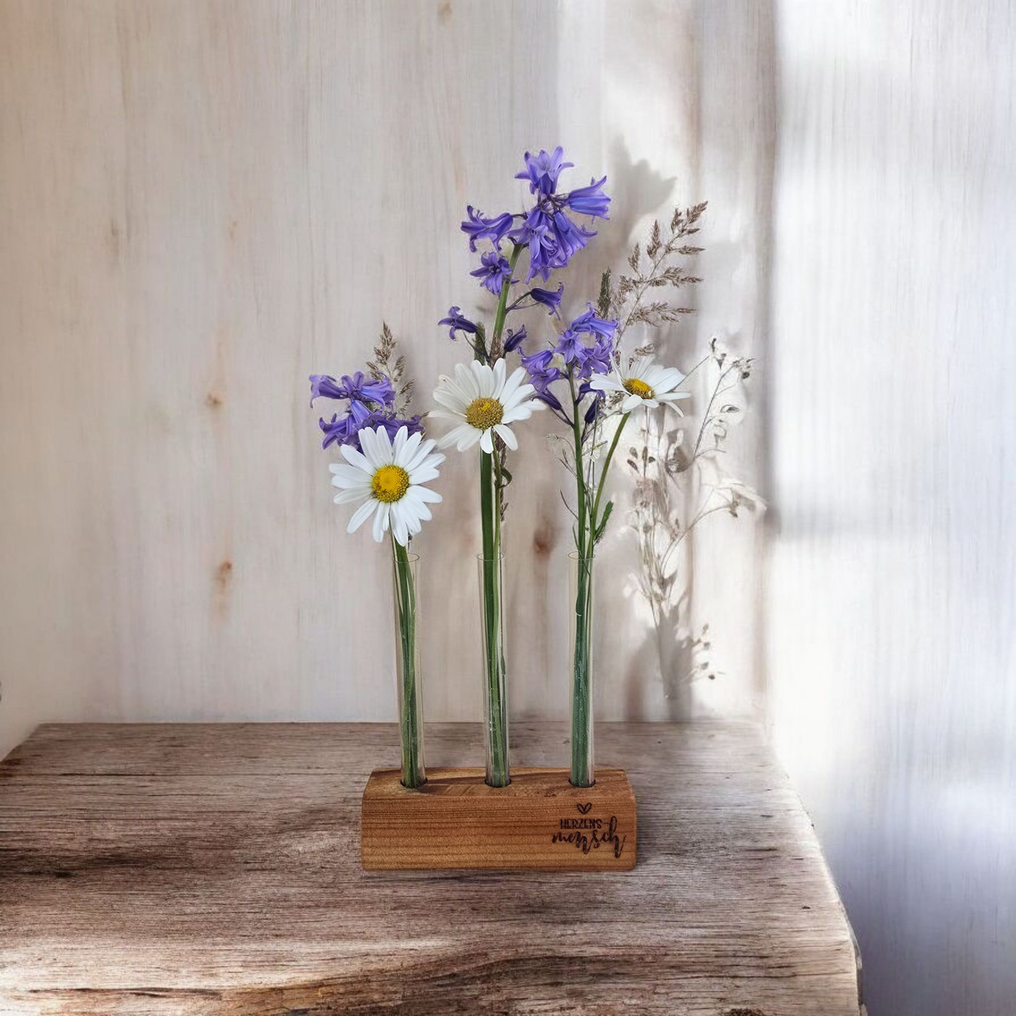 Blumenständer „von Herzen“ oder „Herzensmensch“ – Holzblock mit Reagenzgläsern