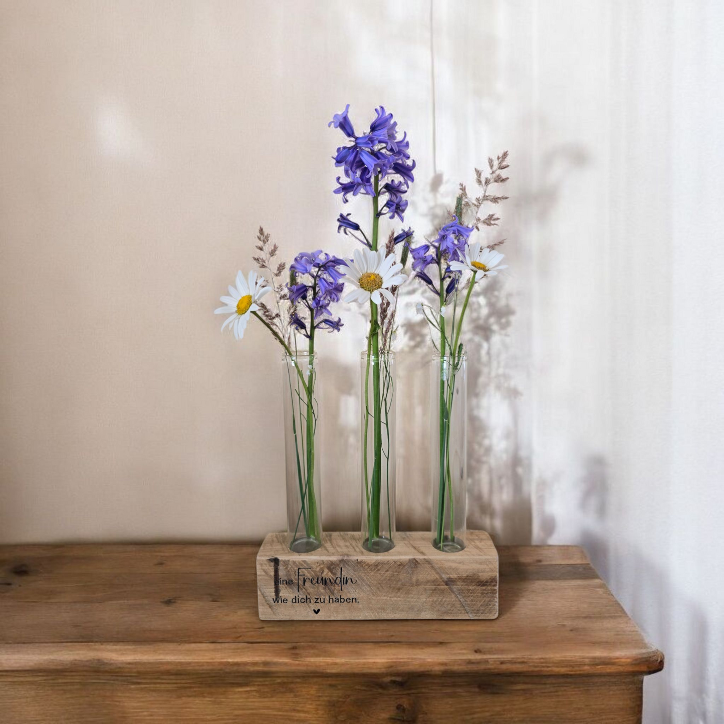Blumenständer „Glück ist" – Holzblock mit Reagenzgläsern