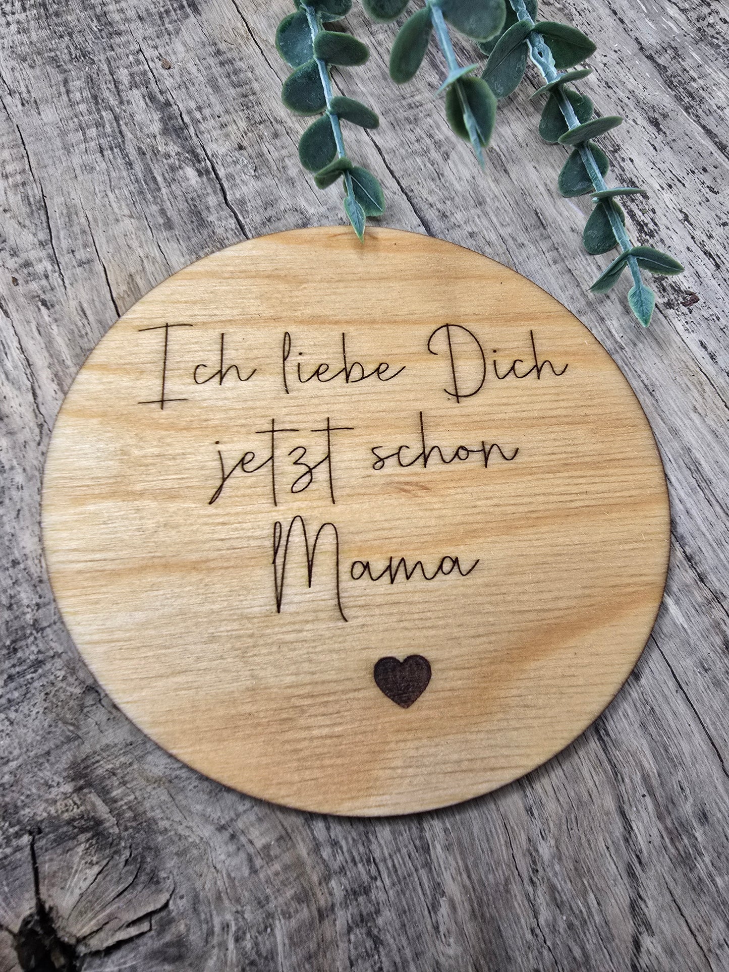 Holzschild „Ich liebe Dich jetzt schon, Mama“ – Liebevolle Erinnerung für die Schwangerschaft
