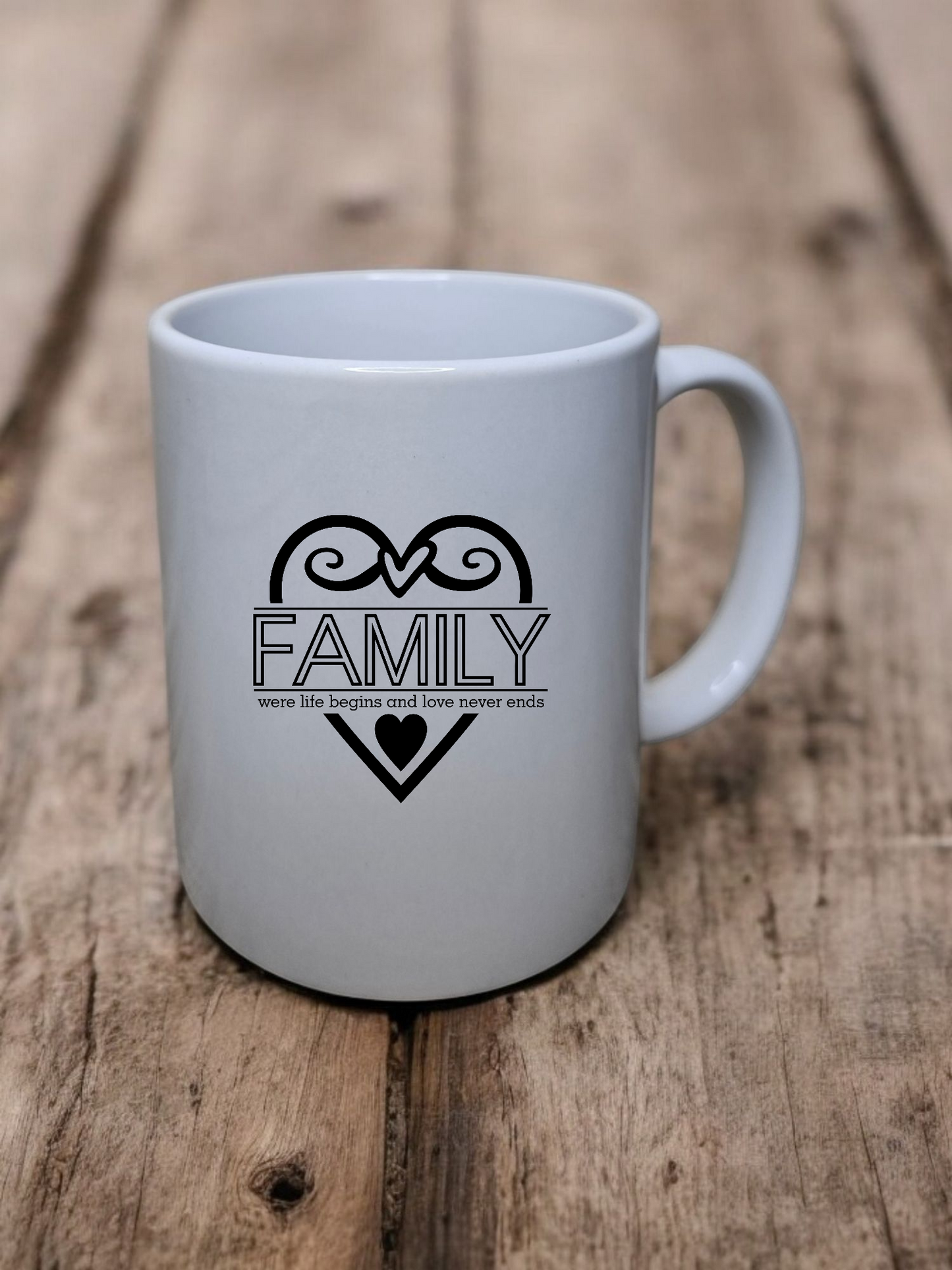Tasse mit Herzhenkel „Family – where life begins and love never ends“