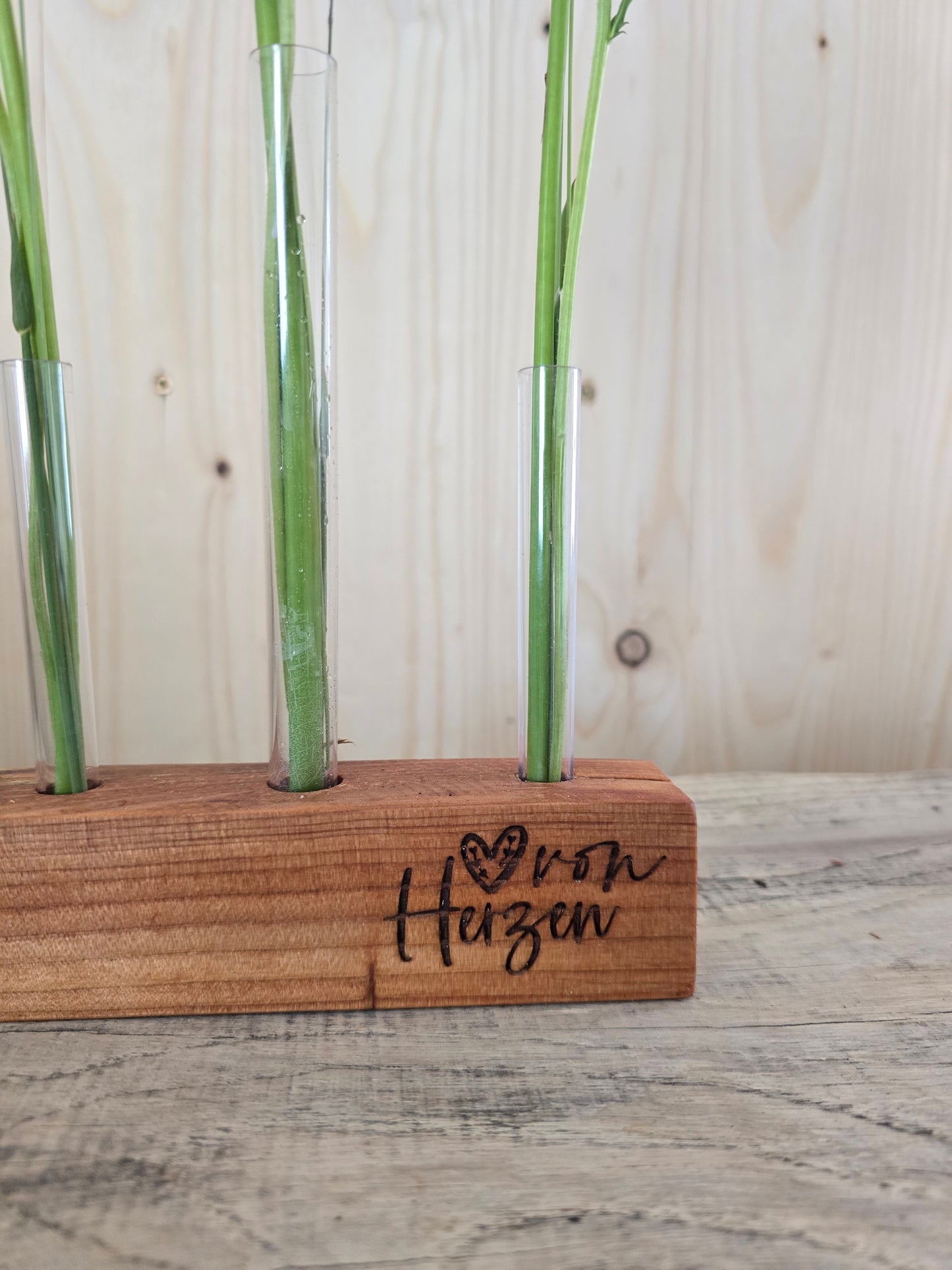 Blumenständer „von Herzen“ oder „Herzensmensch“ – Holzblock mit Reagenzgläsern