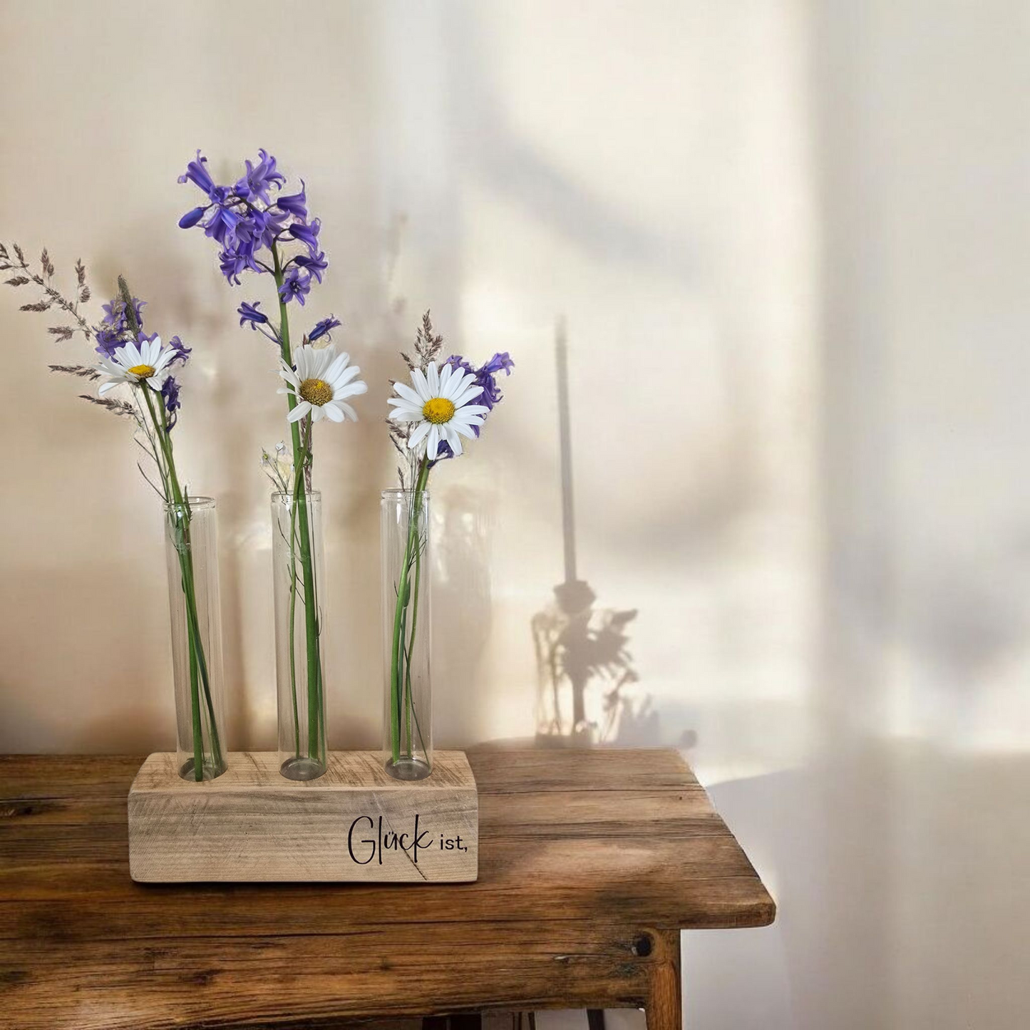 Blumenständer „Glück ist" – Holzblock mit Reagenzgläsern