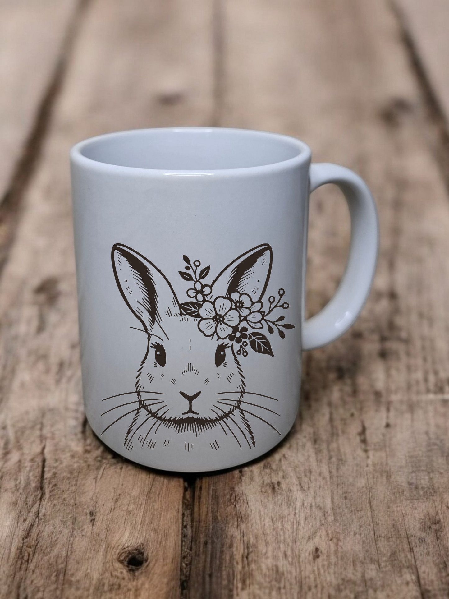 Hasentasse- gezeichneter Hase mit einem hübschen Blumenkranz