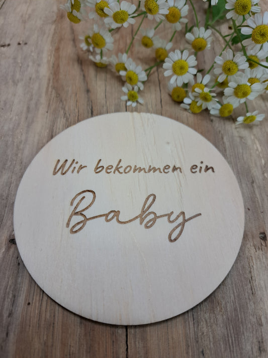 Holzschild „Wir bekommen ein Baby“