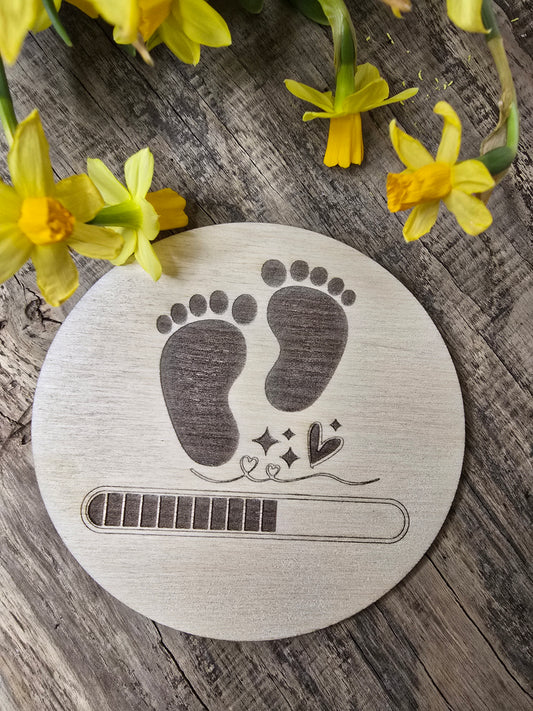 Holzschild „Baby Uploading“ – Einzigartige Ankündigung für das Wunder des Lebens