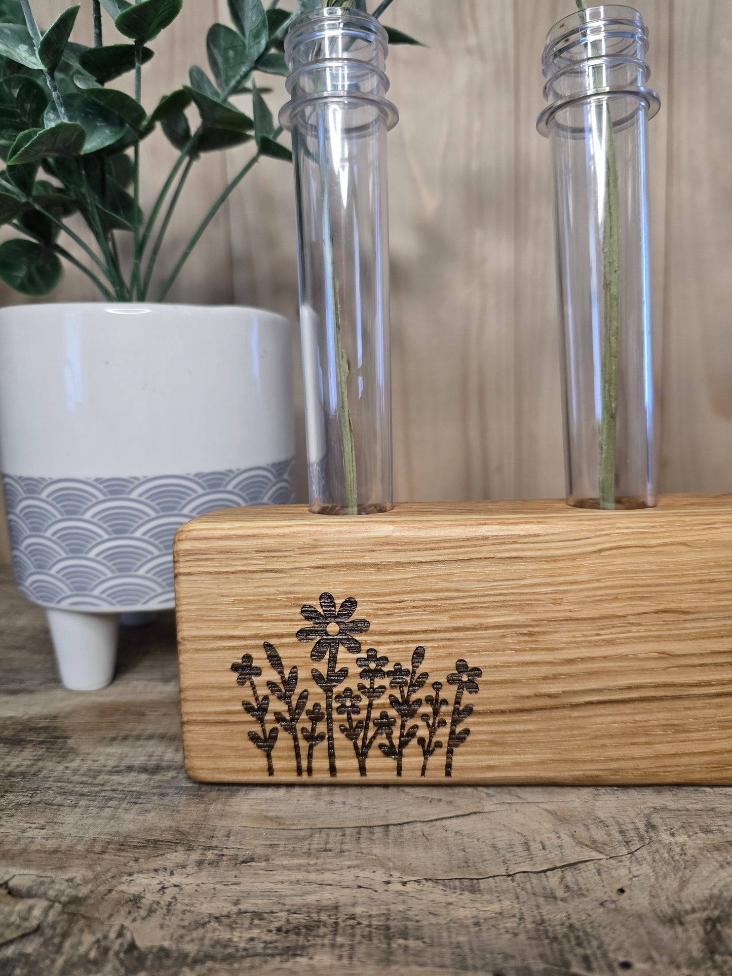 Holzvase „Frühlingsgruß“ mit Reagenzgläsern – handgemachte Deko aus Holz