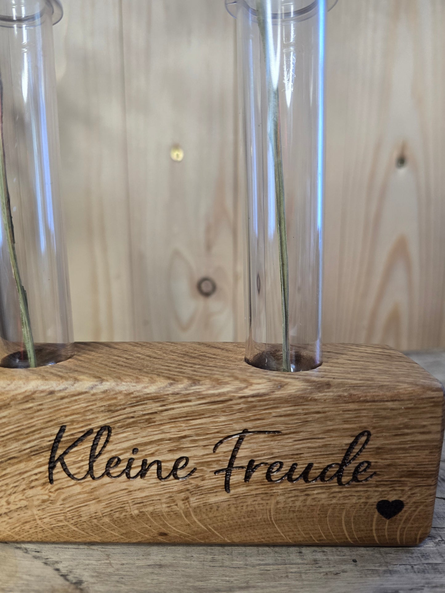 Holzvase „Kleine Freude“ mit Reagenzgläsern – handgemachte Deko aus Holz