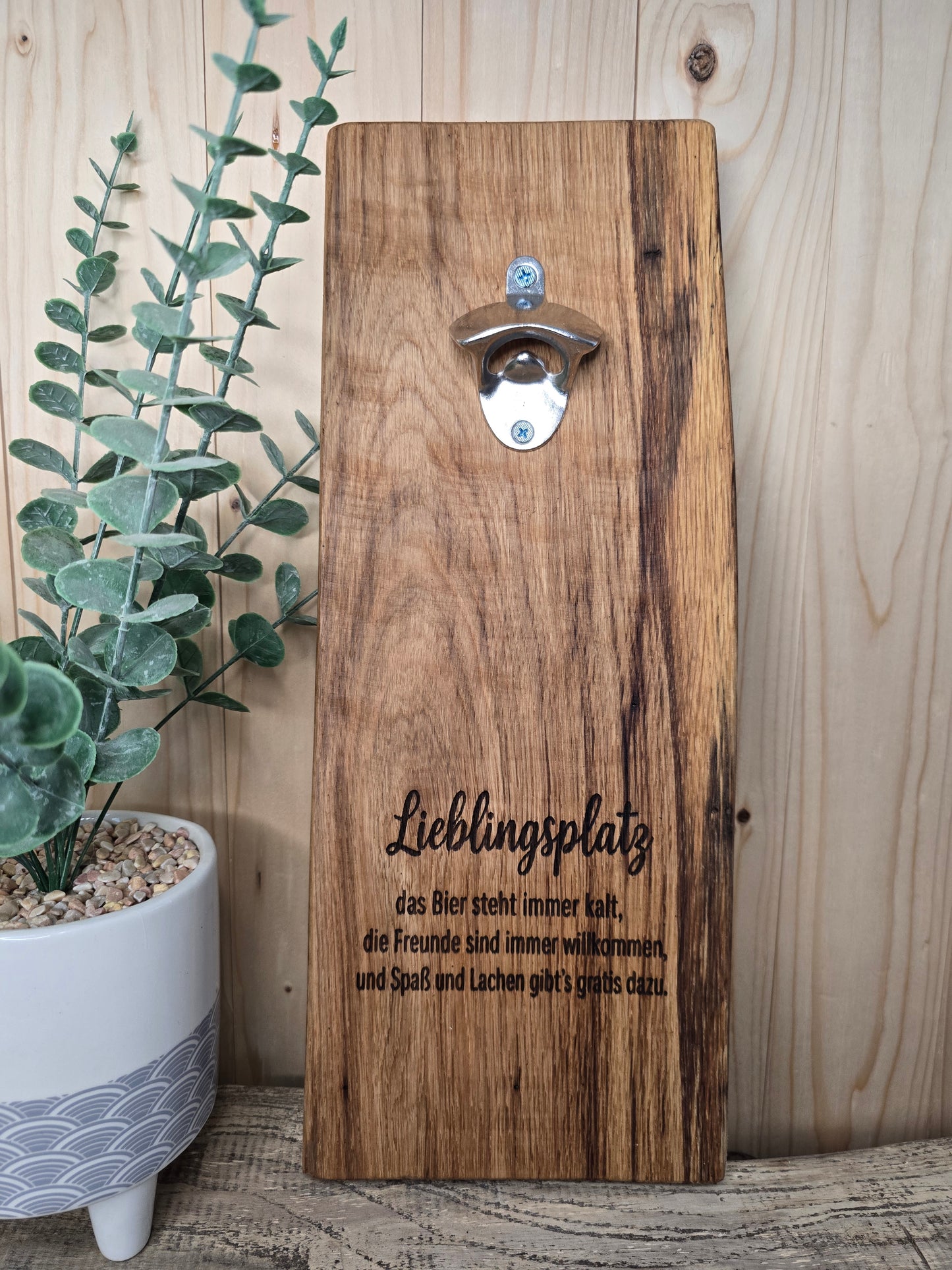 Lieblingsplatz - Wand-Flaschenöffner aus Holz mit Gravur