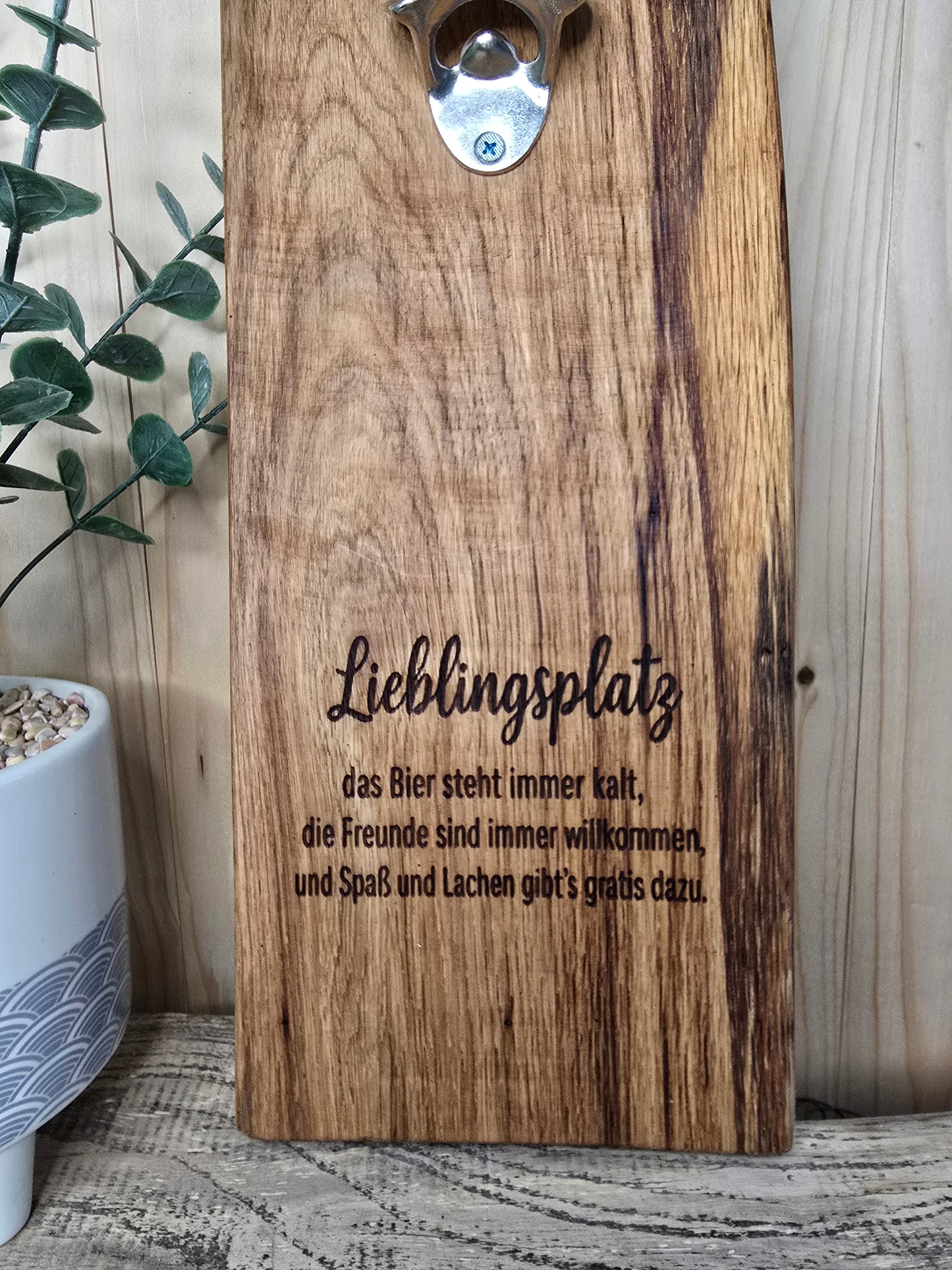 Lieblingsplatz - Wand-Flaschenöffner aus Holz mit Gravur