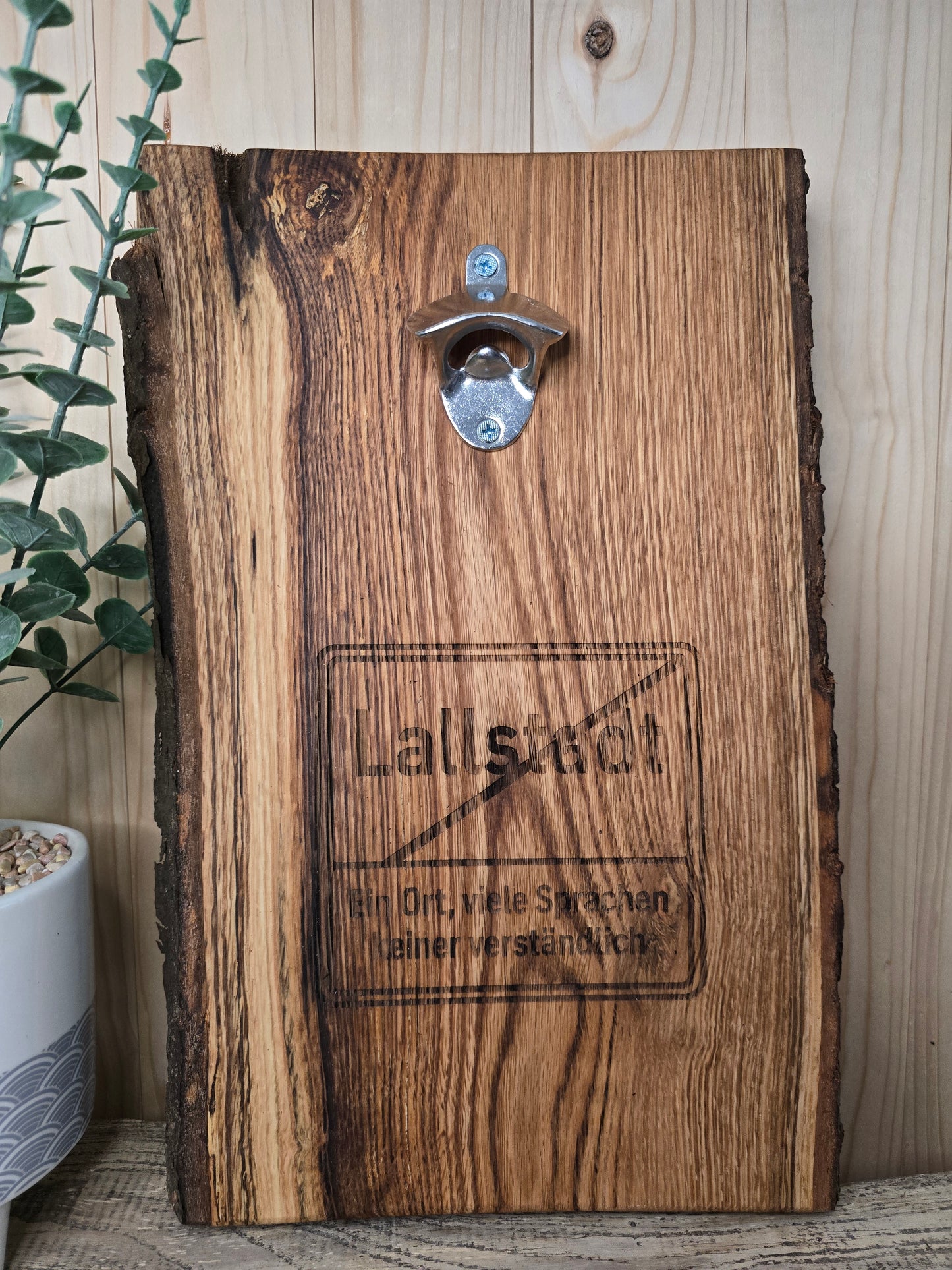 Lallstadt– Wand-Flaschenöffner aus Holz mit Gravur )