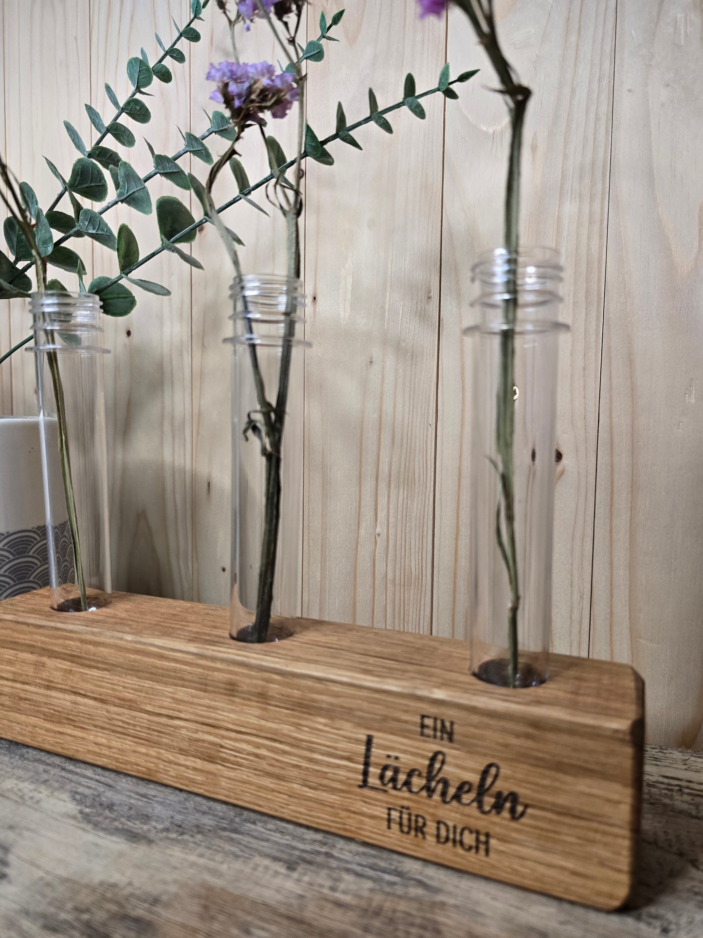 Holzvase „Lächeln für dich" mit Reagenzgläsern – liebevolle Deko aus Holz
