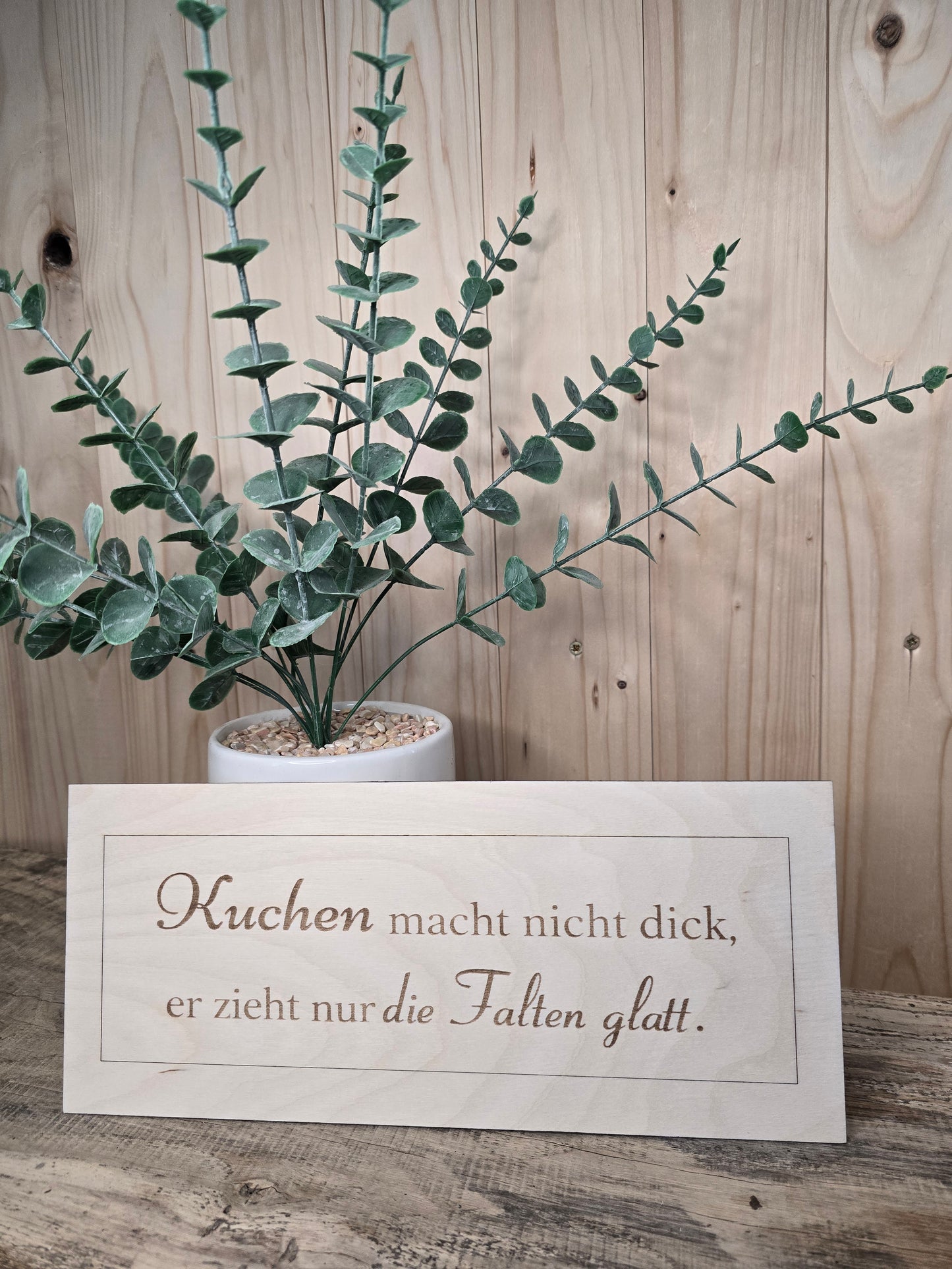 Holzschild mit Gravur „Kuchen macht nicht dick" | Geschenkidee aus Birkenholz