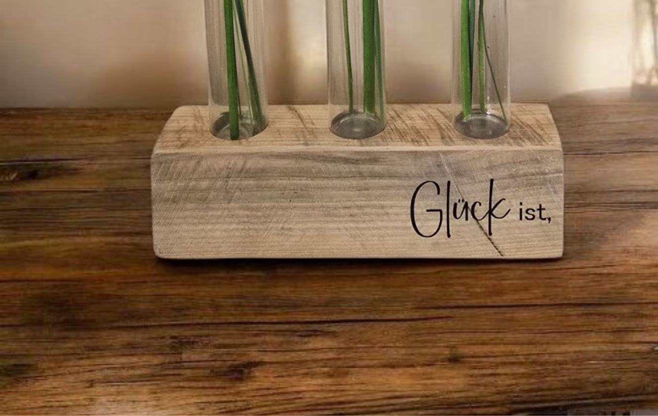 Blumenständer „Glück ist" – Holzblock mit Reagenzgläsern