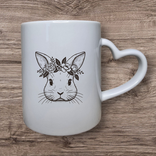 Hasentasse- gezeichneter Hase mit einem hübschen Blumenkranz