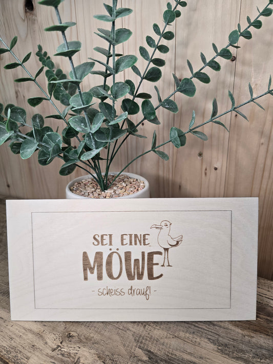Holzschild mit Gravur „Sei eine Möwe/Scheiss drauf!" | Geschenkidee aus Birkenholz