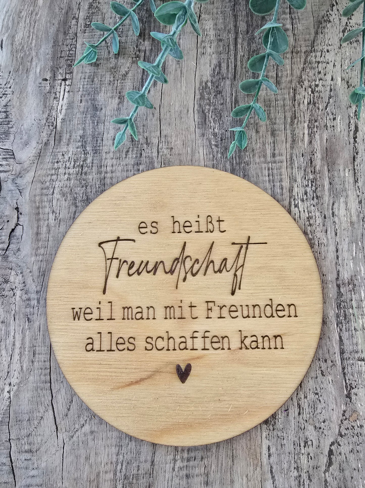 Holzschild - es heißt Freundschaft, weil man mit Freunden alles schaffen kann