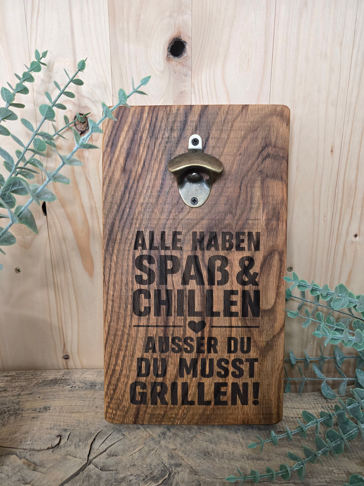 Alle haben Spaß und Chillen– Wand-Flaschenöffner aus Holz mit persönlicher Gravur