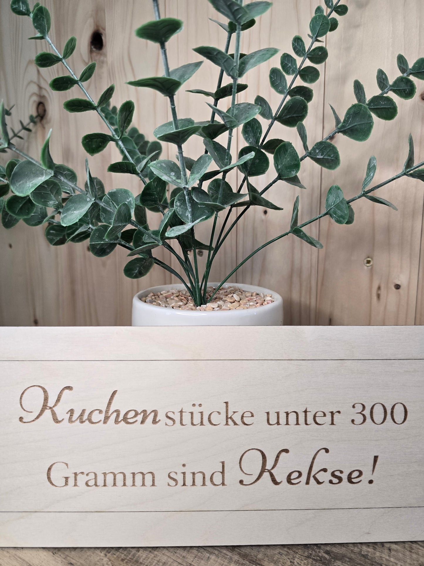 Holzschild mit Gravur „Kuchenstücke unter 300g sind Kekse" | Geschenkidee aus Birkenholz