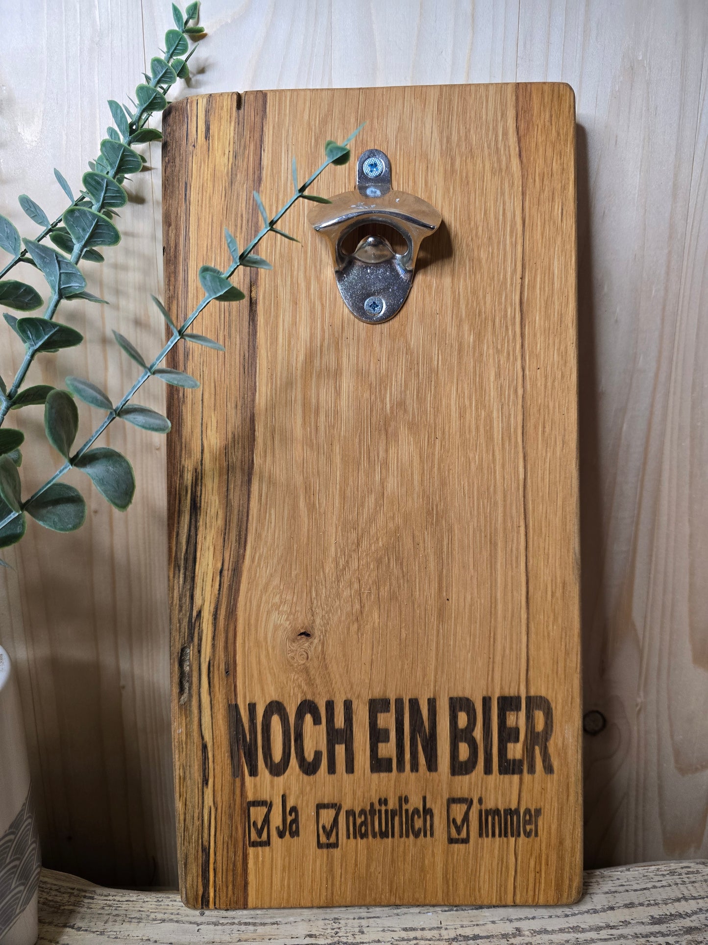 Noch ein Bier – Wand-Flaschenöffner aus Holz mit Gravur