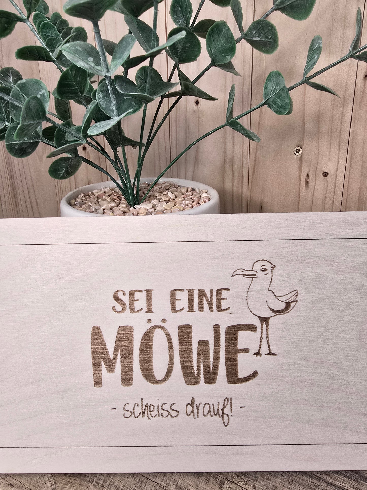Holzschild mit Gravur „Sei eine Möwe/Scheiss drauf!" | Geschenkidee aus Birkenholz