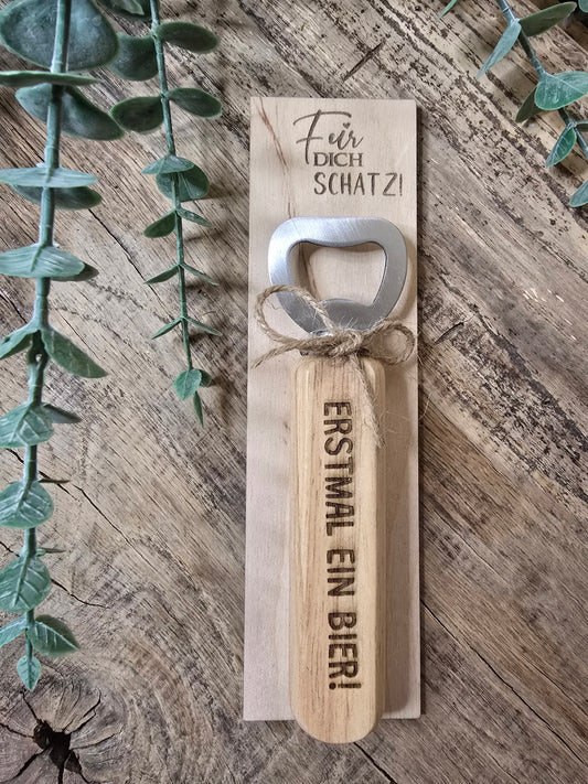 Personalisiertes Bieröffner-Geschenk – „Erstmal ein Bier!“ für deinen Schatz