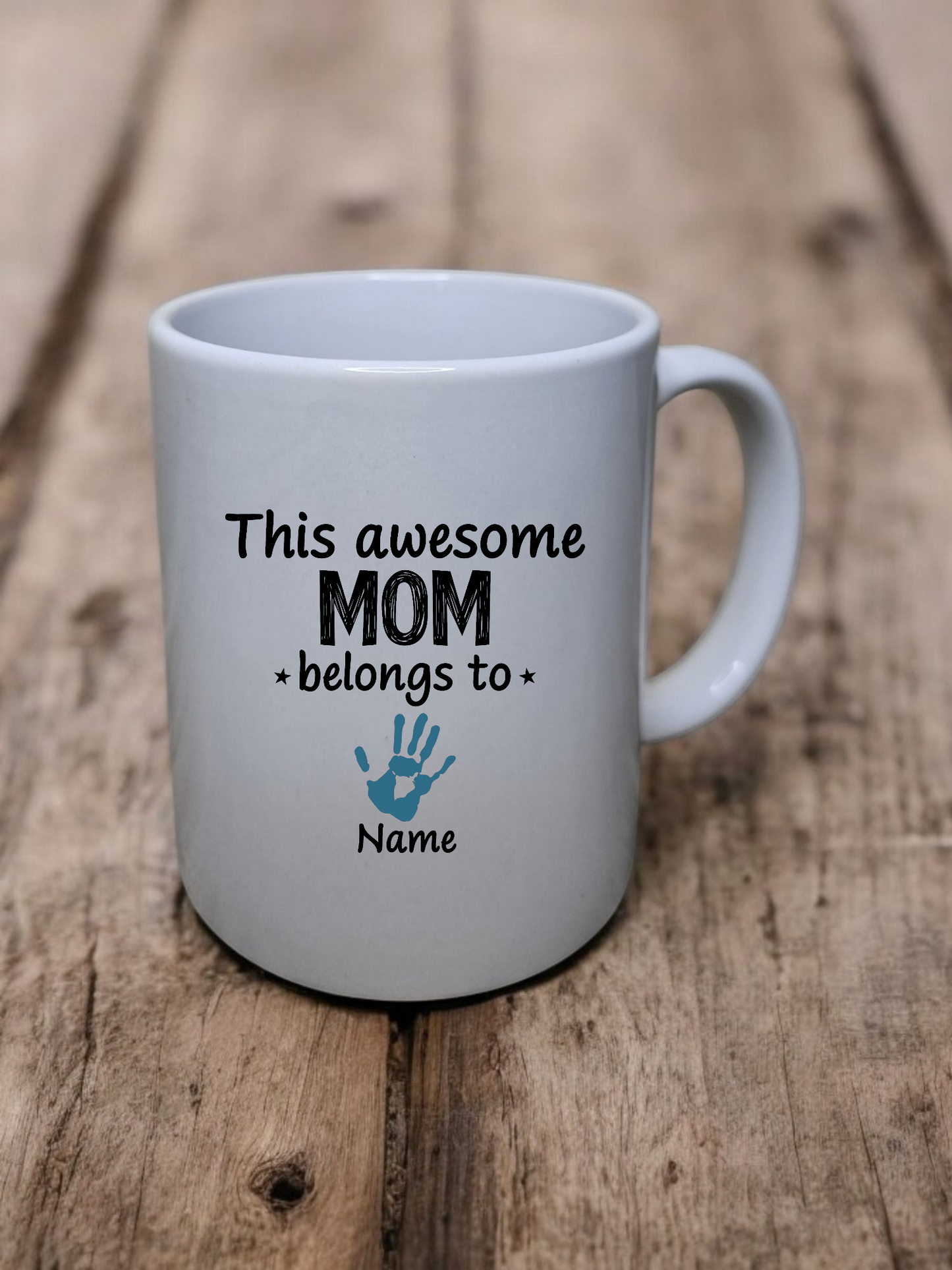 Personalisierbare Tasse – „This awesome MOM belongs to“