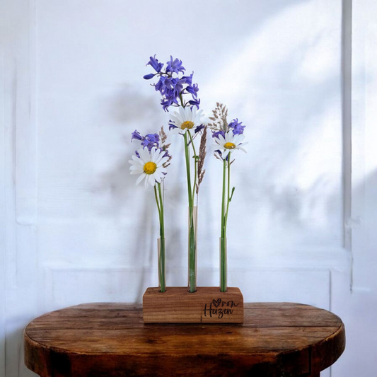 Blumenständer „von Herzen“ oder „Herzensmensch“ – Holzblock mit Reagenzgläsern