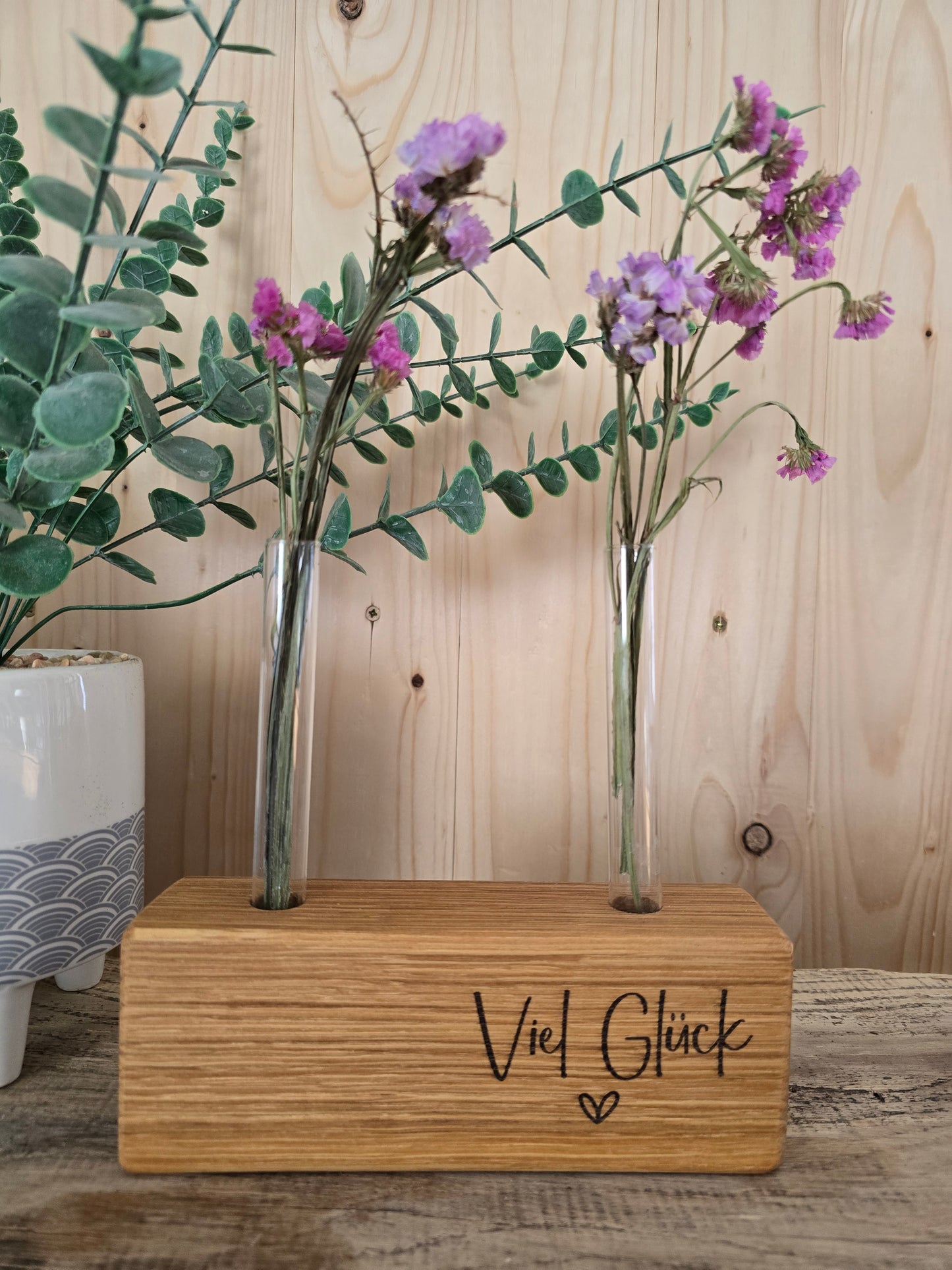 Blumenständer „Viel Glück" – Holzblock mit Reagenzgläsern