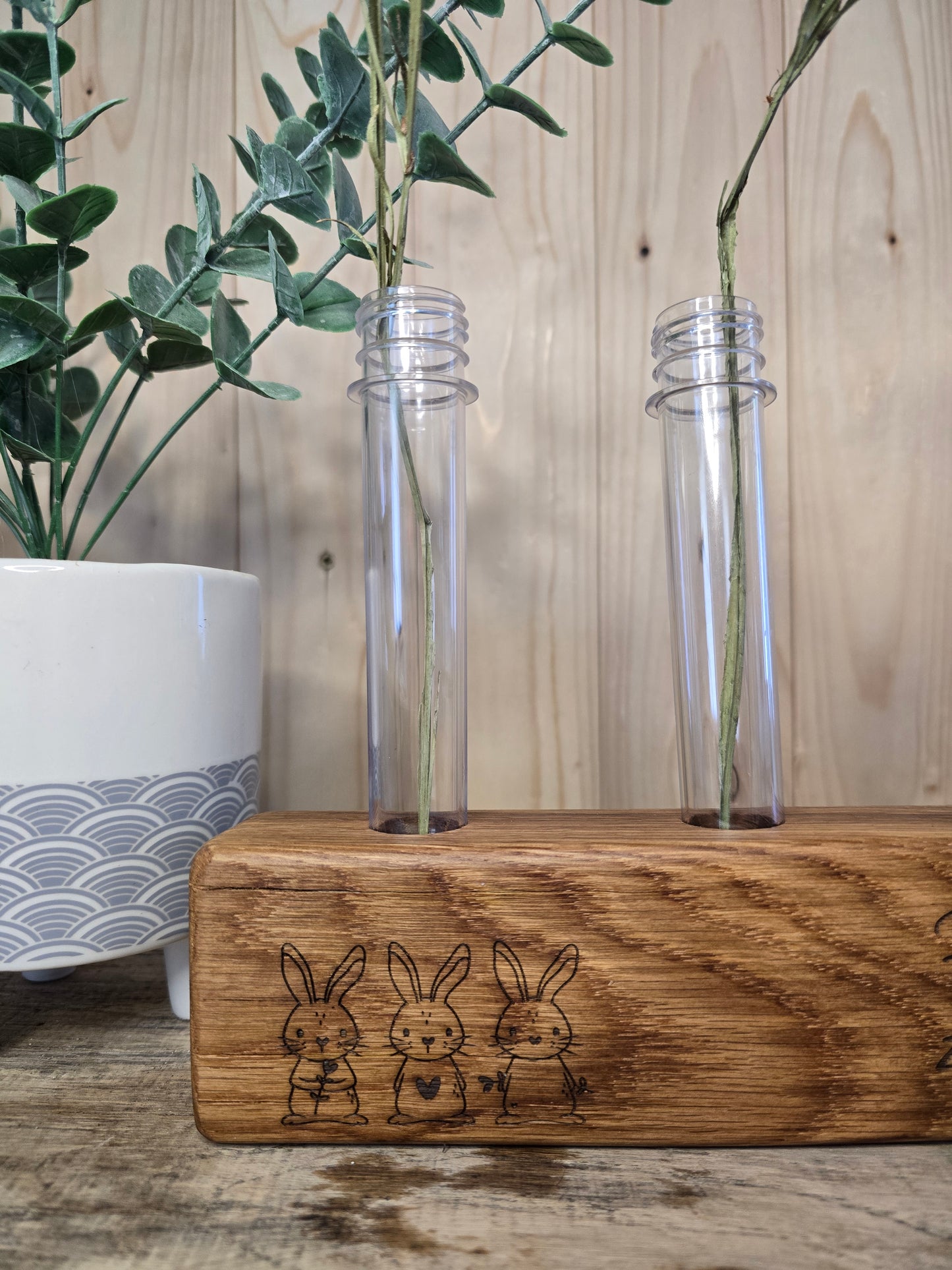 Holzvase „Für Dich zu Ostern“ mit Reagenzgläsern – liebevolle Osterdeko aus Holz