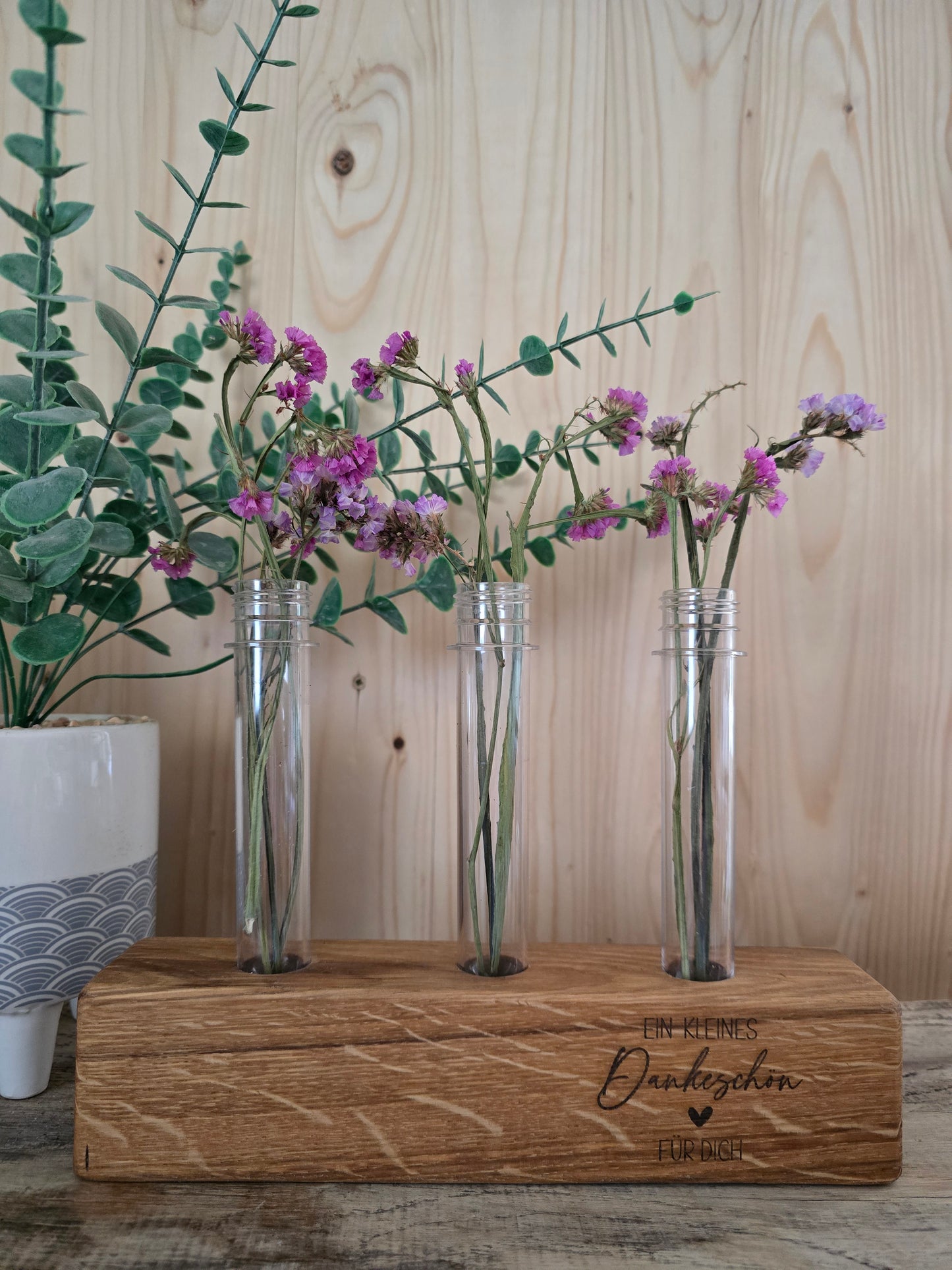 Blumenständer „Dankeschön, für all die großen und kleinen Dinge“  – Holzblock mit Reagenzgläsern