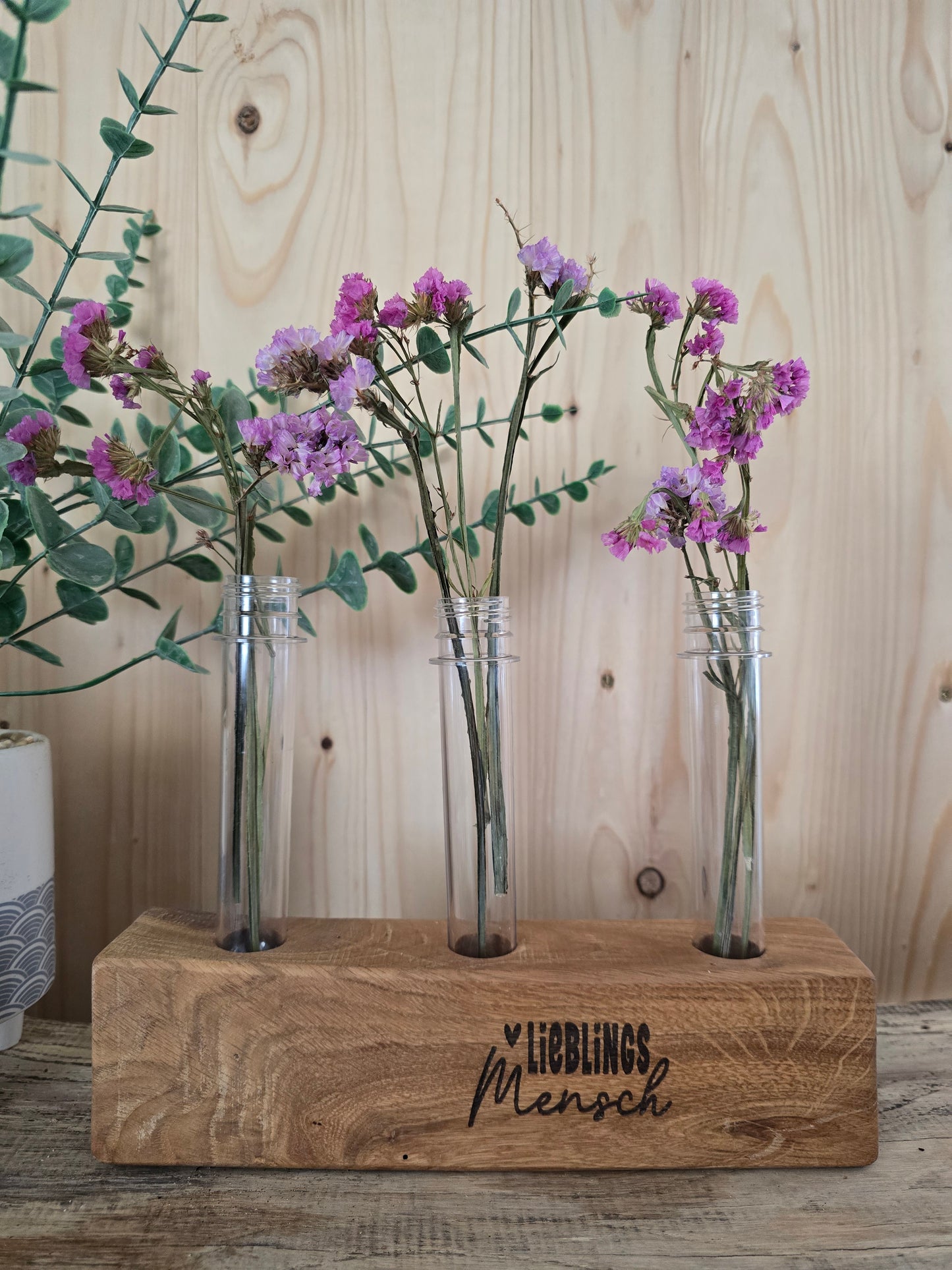 Blumenständer „Lieblingsmensch" – Holzblock mit Reagenzgläsern