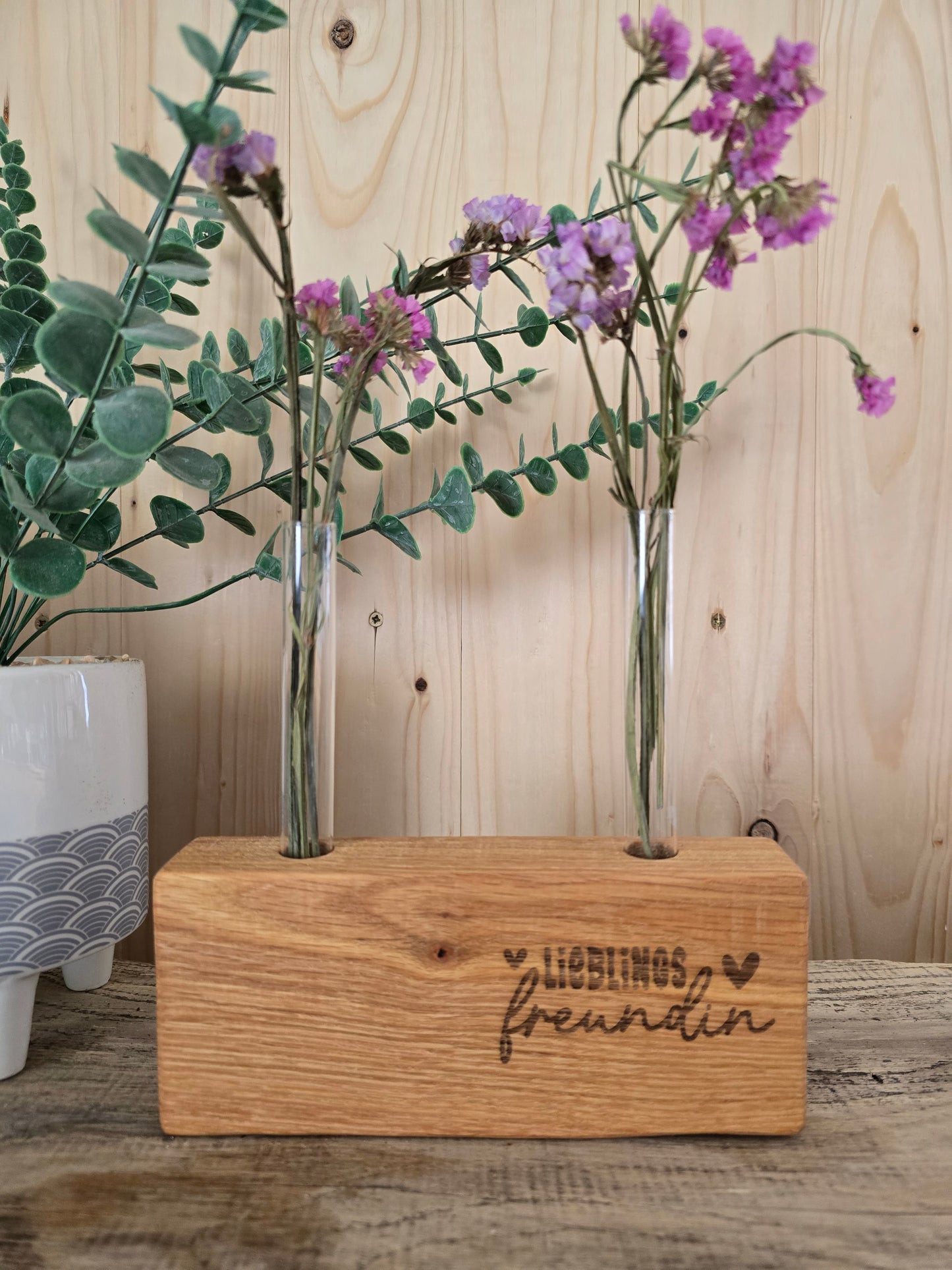 Blumenständer „Lieblingsfreundin" – Holzblock mit Reagenzgläsern