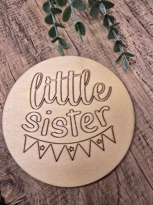 Holzschild „Little Sister“ – Süße Dekoration für kleine Schwestern