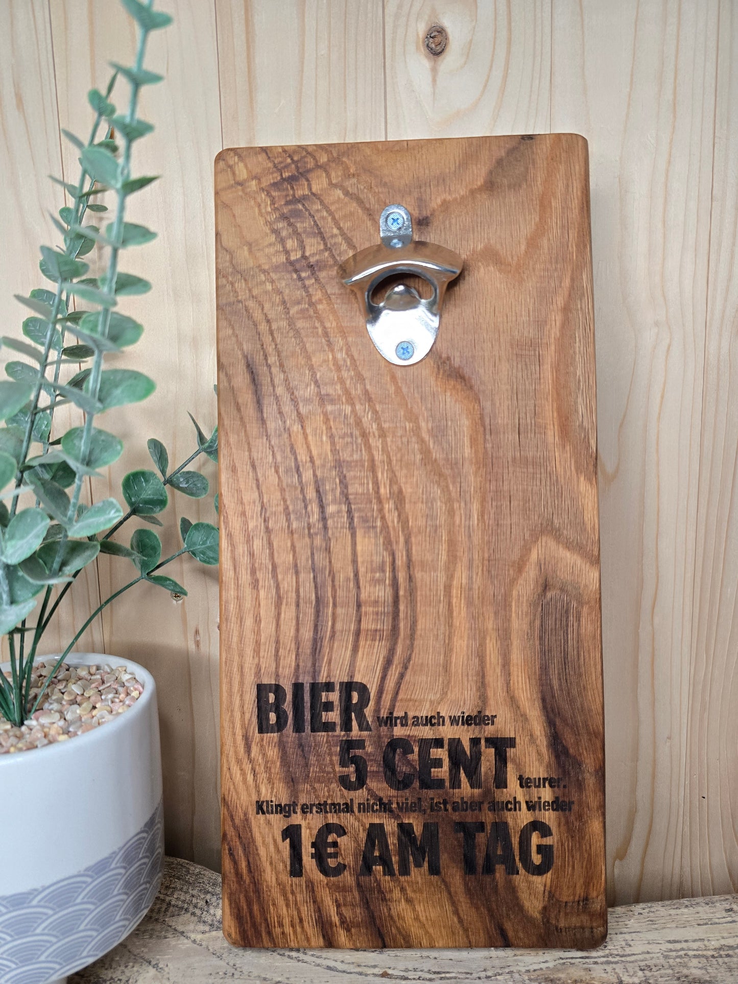 Bier wird wieder teuer - Wand-Flaschenöffner aus Holz mit Gravur