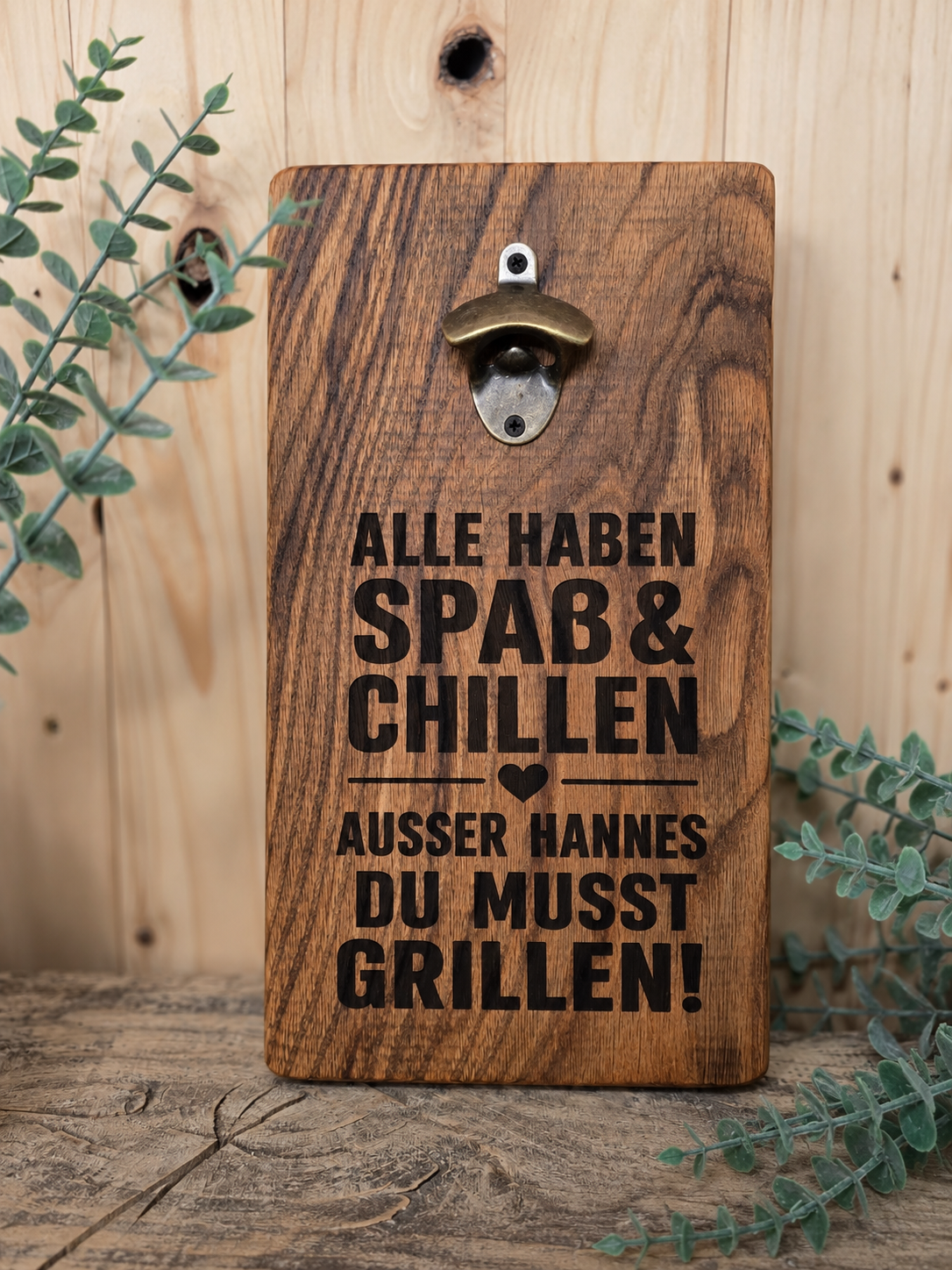 Alle haben Spaß und Chillen– Wand-Flaschenöffner aus Holz mit persönlicher Gravur